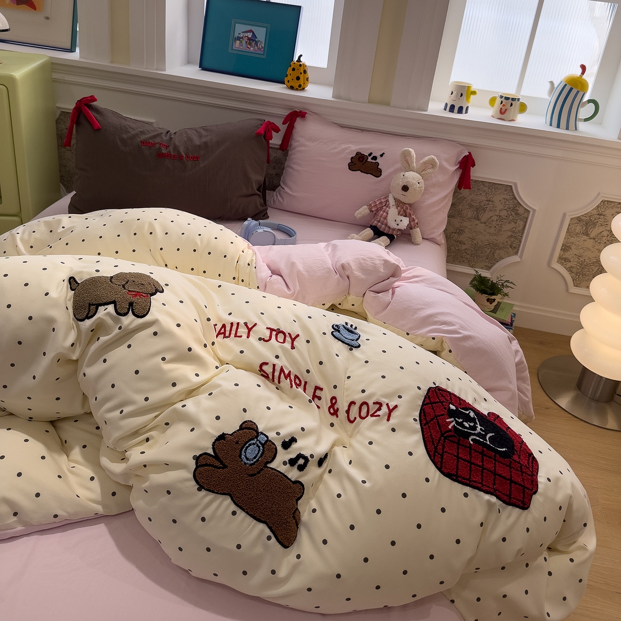 91家纺网 家纺一手货源 找家纺 盼季家纺 2026新款毛巾绣四件套蝴蝶结系列 蝴蝶结毛巾绣-波点小狗