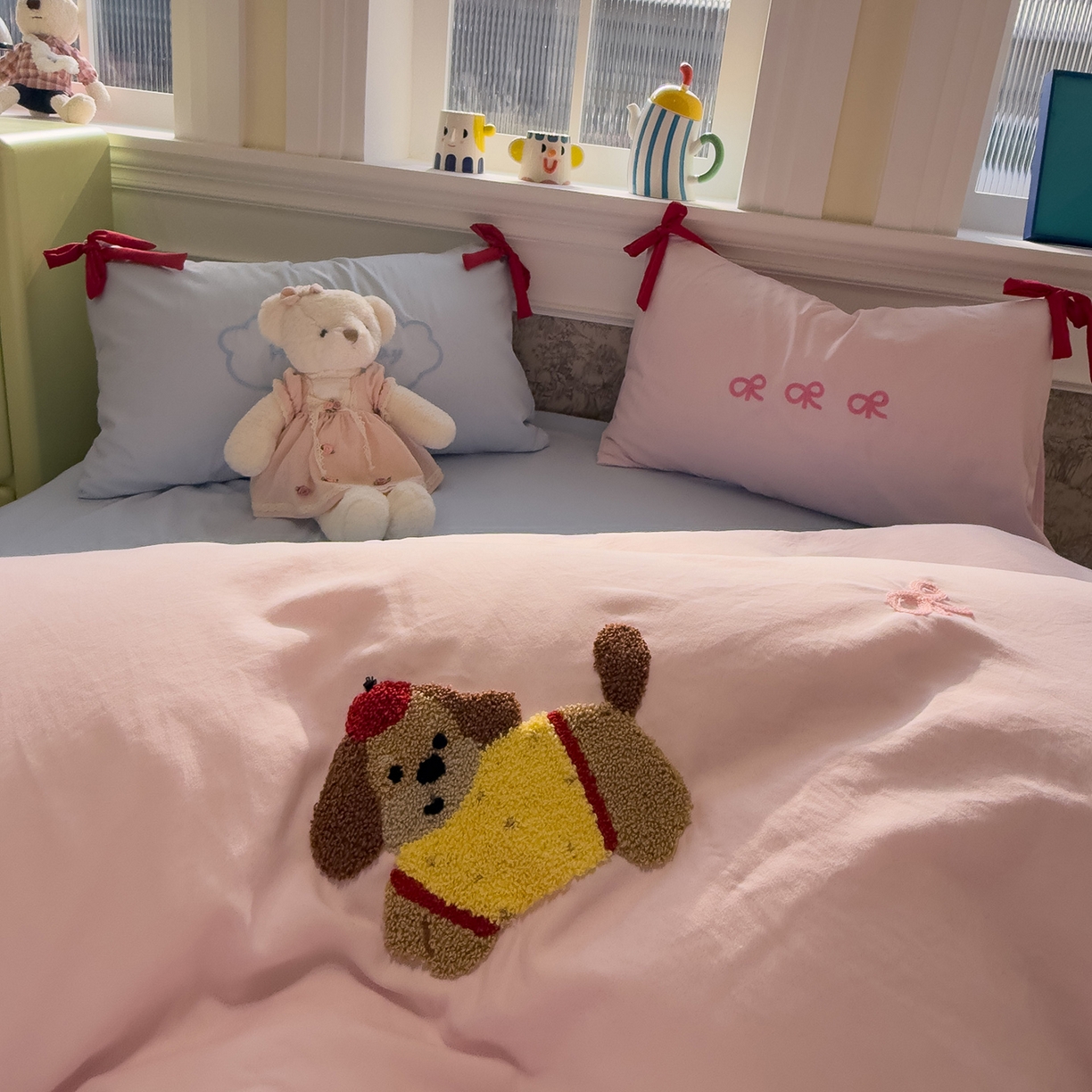 91家纺网 家纺一手货源 找家纺 盼季家纺 2026新款毛巾绣四件套蝴蝶结系列 蝴蝶结毛巾绣-排排腊肠狗