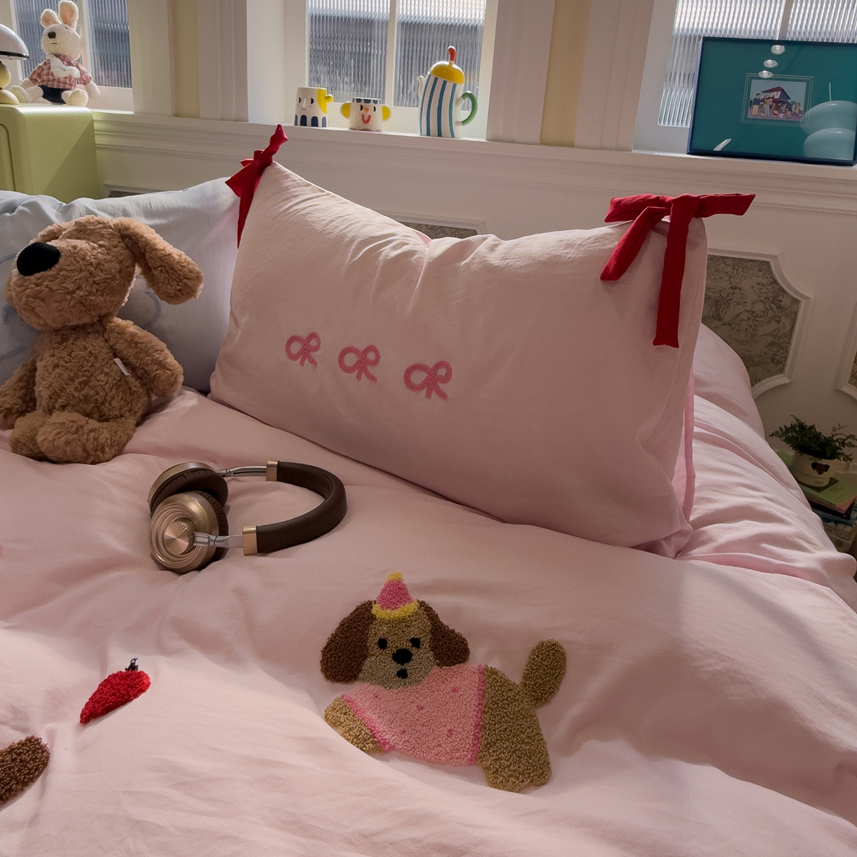 91家纺网 家纺一手货源 找家纺 盼季家纺 2026新款毛巾绣四件套蝴蝶结系列 蝴蝶结毛巾绣-排排腊肠狗