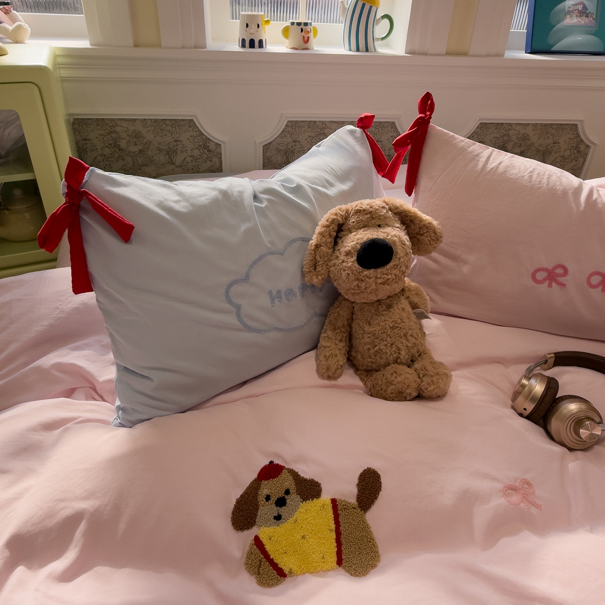 91家纺网 家纺一手货源 找家纺 盼季家纺 2026新款毛巾绣四件套蝴蝶结系列 蝴蝶结毛巾绣-排排腊肠狗