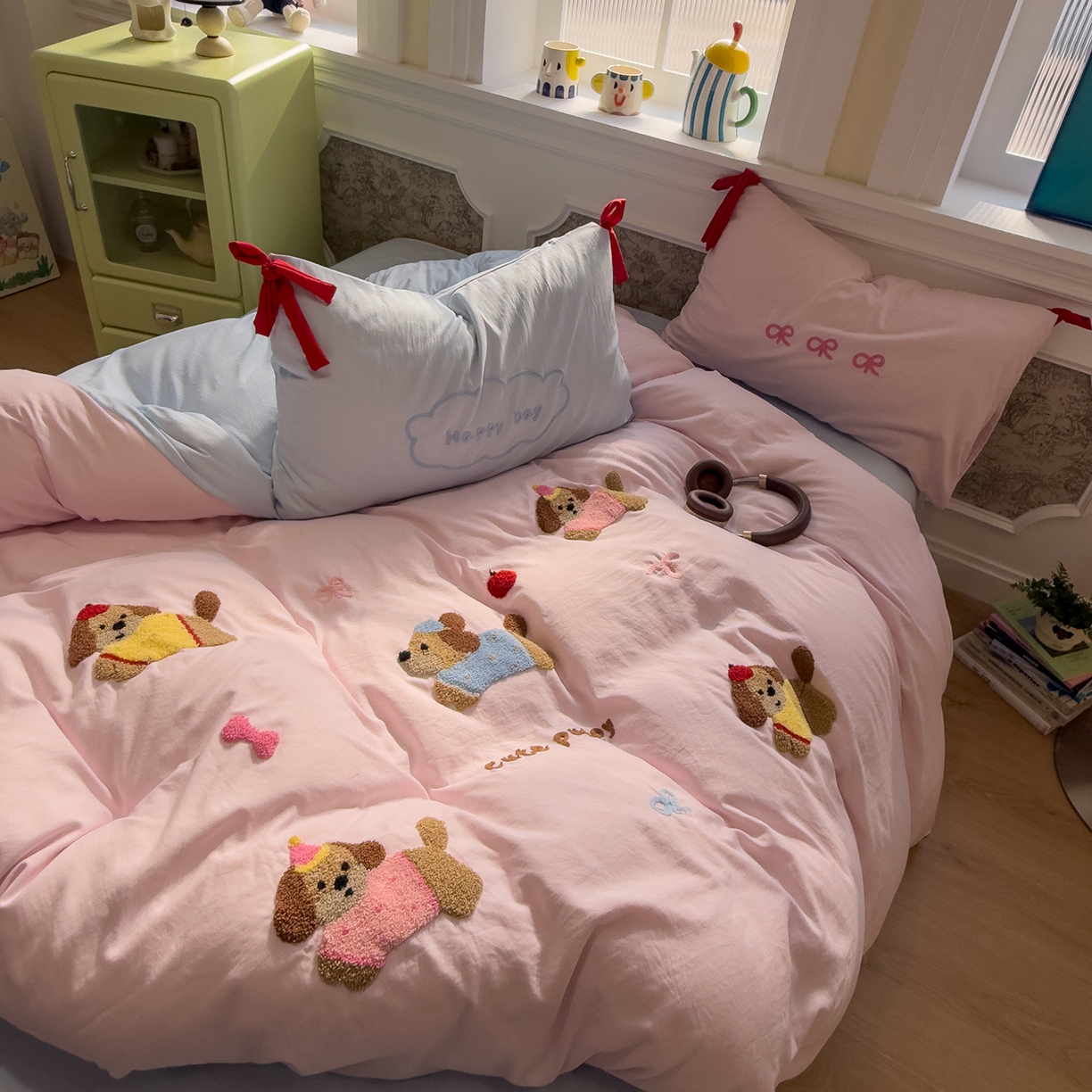 91家纺网 家纺一手货源 找家纺 盼季家纺 2026新款毛巾绣四件套蝴蝶结系列 蝴蝶结毛巾绣-排排腊肠狗