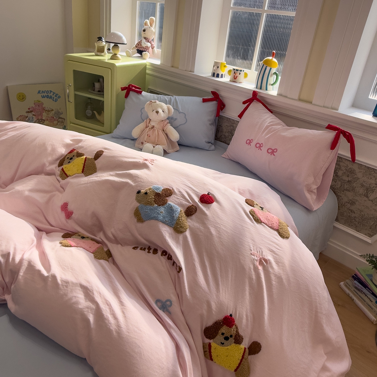 91家纺网 家纺一手货源 找家纺 盼季家纺 2026新款毛巾绣四件套蝴蝶结系列 蝴蝶结毛巾绣-排排腊肠狗