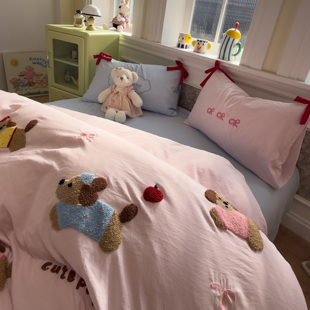 91家纺网 家纺一手货源 找家纺 盼季家纺 2026新款毛巾绣四件套蝴蝶结系列 蝴蝶结毛巾绣-排排腊肠狗