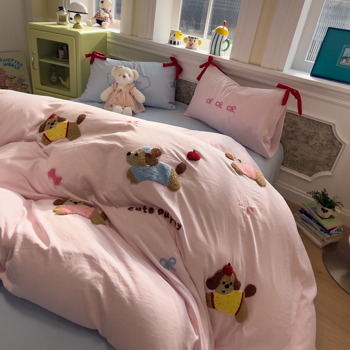 91家纺网 家纺一手货源 找家纺 盼季家纺 2026新款毛巾绣四件套蝴蝶结系列 蝴蝶结毛巾绣-排排腊肠狗