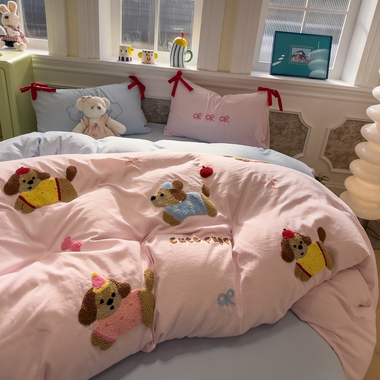 91家纺网 家纺一手货源 找家纺 盼季家纺 2026新款毛巾绣四件套蝴蝶结系列 蝴蝶结毛巾绣-排排腊肠狗