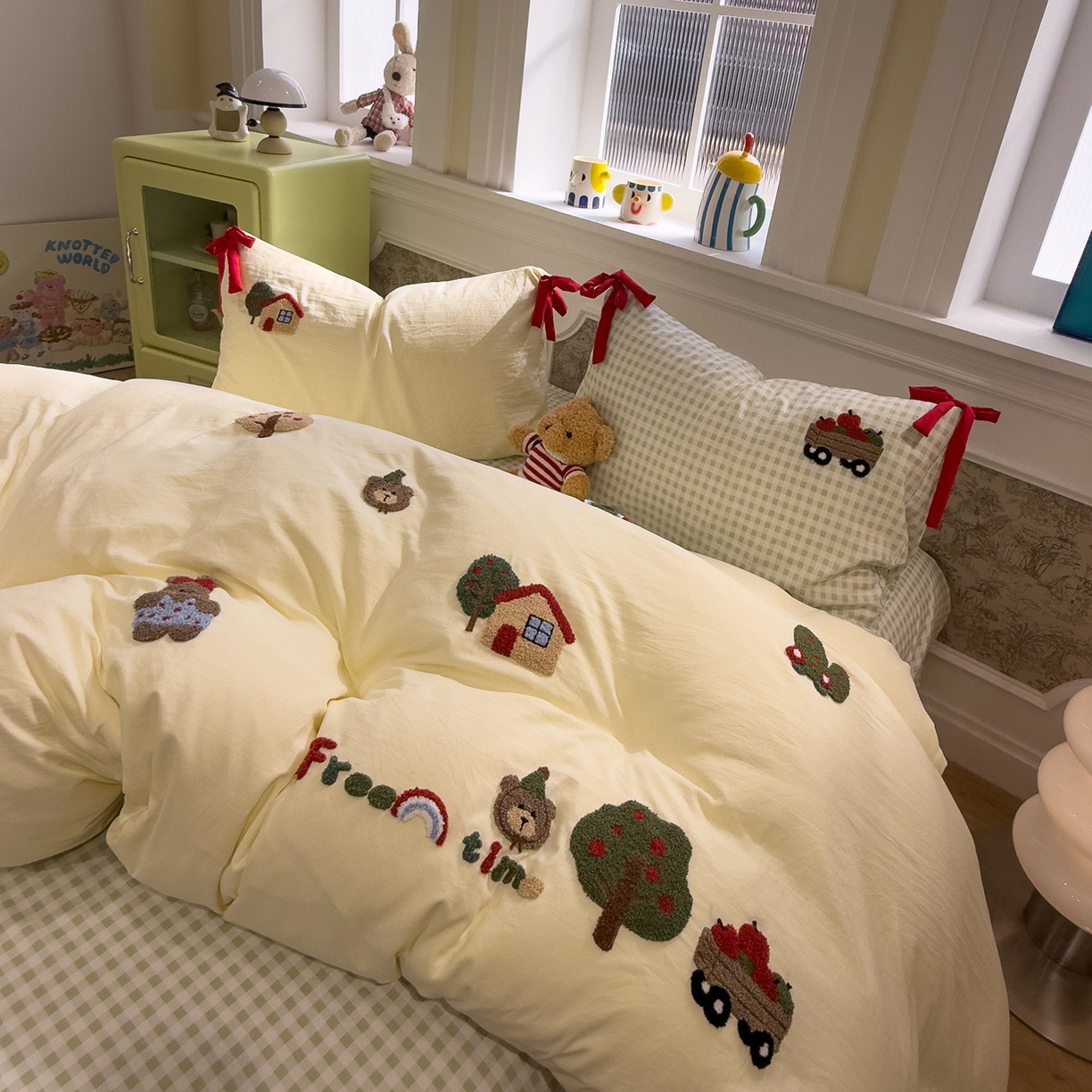 91家纺网 家纺一手货源 找家纺 盼季家纺 2026新款毛巾绣四件套蝴蝶结系列 蝴蝶结毛巾绣-小熊聚会