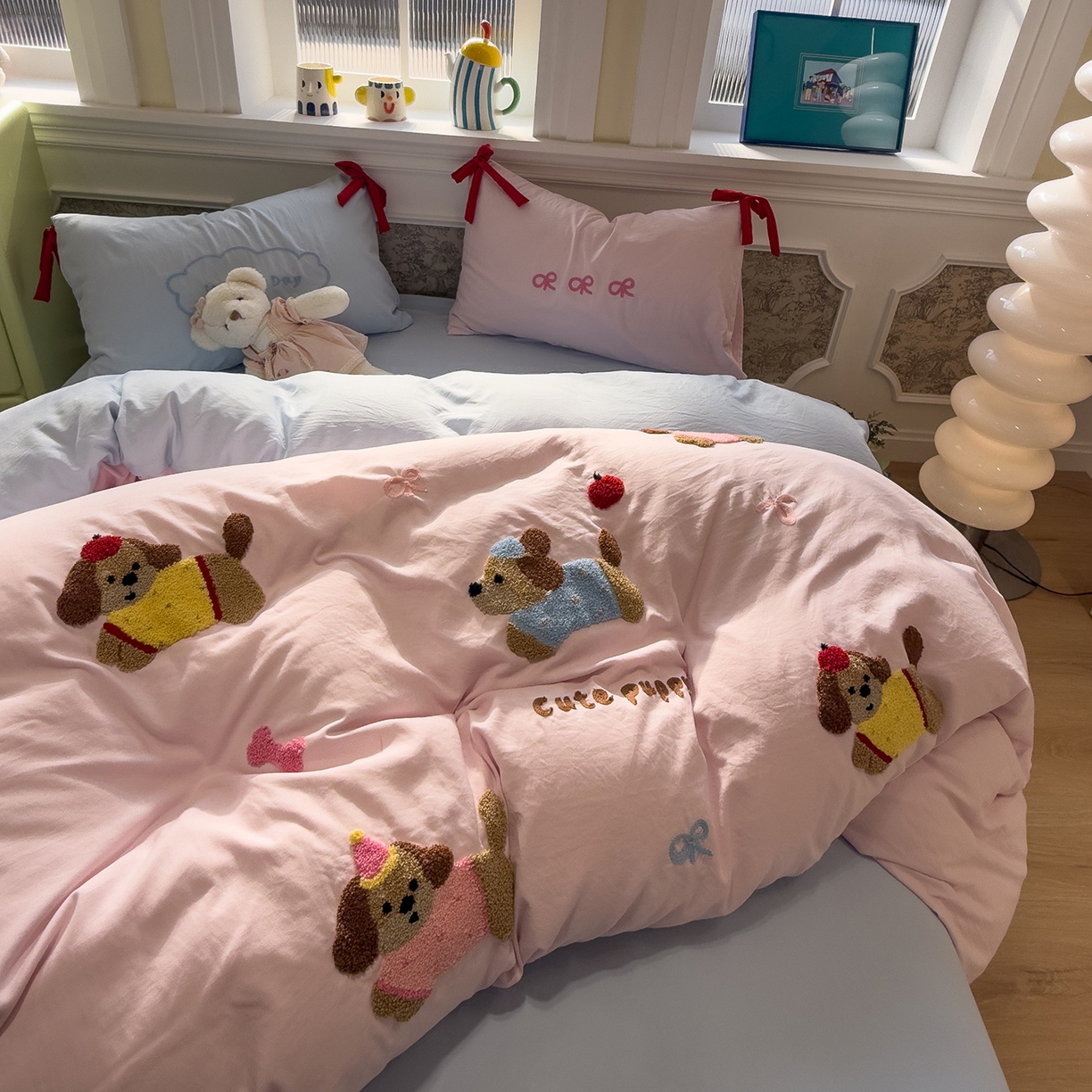 91家纺网 家纺一手货源 找家纺 盼季家纺 2026新款毛巾绣四件套蝴蝶结系列 蝴蝶结毛巾绣-排排腊肠狗