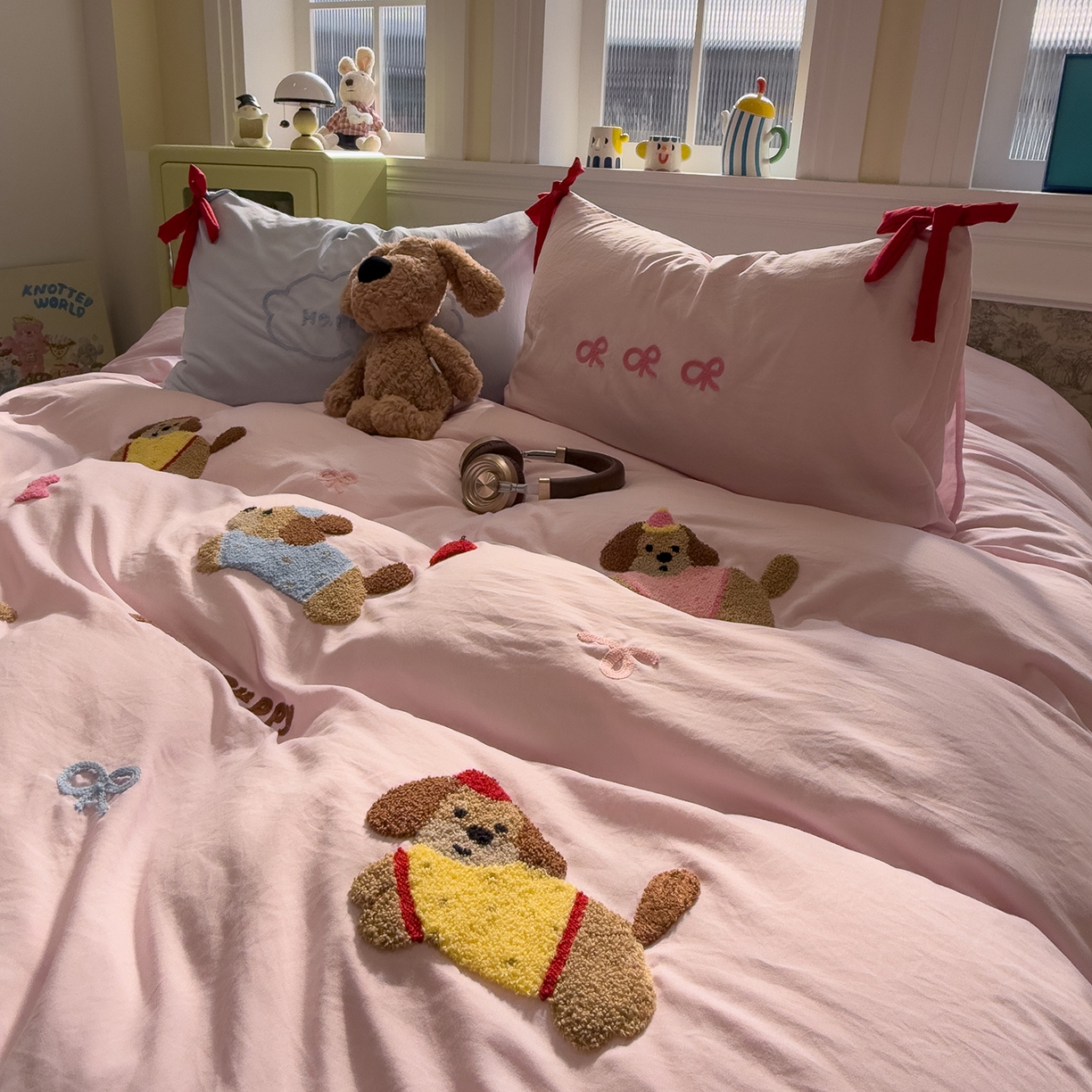 91家纺网 家纺一手货源 找家纺 盼季家纺 2026新款毛巾绣四件套蝴蝶结系列 蝴蝶结毛巾绣-排排腊肠狗