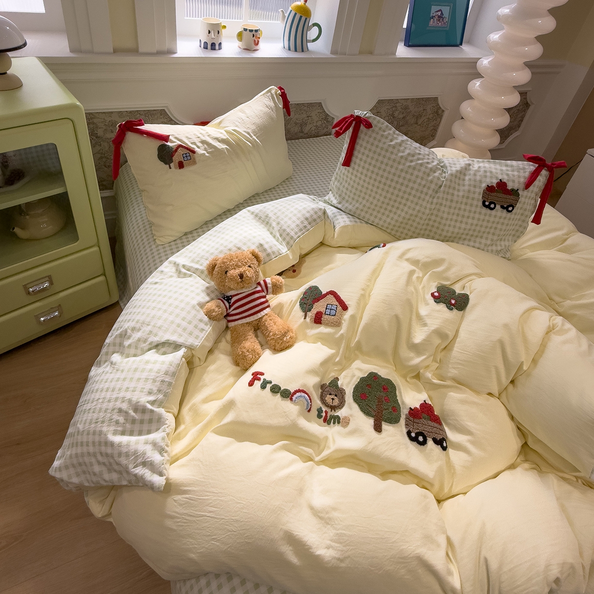 91家纺网 家纺一手货源 找家纺 盼季家纺 2026新款毛巾绣四件套蝴蝶结系列 蝴蝶结毛巾绣-小熊聚会