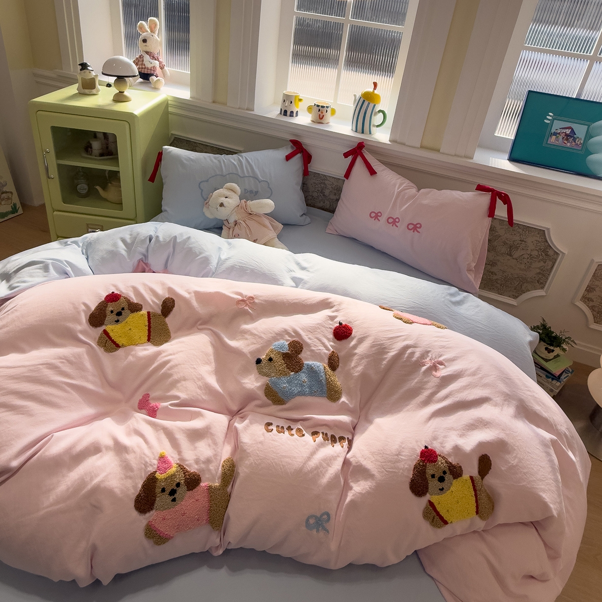 91家纺网 家纺一手货源 找家纺 盼季家纺 2026新款毛巾绣四件套蝴蝶结系列 蝴蝶结毛巾绣-排排腊肠狗