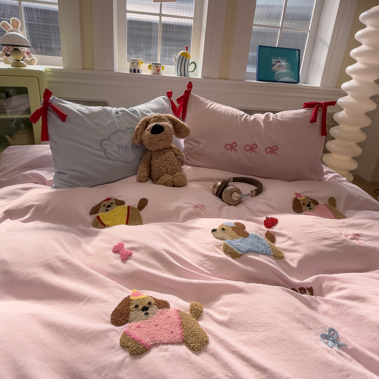 91家纺网 家纺一手货源 找家纺 盼季家纺 2026新款毛巾绣四件套蝴蝶结系列 蝴蝶结毛巾绣-排排腊肠狗