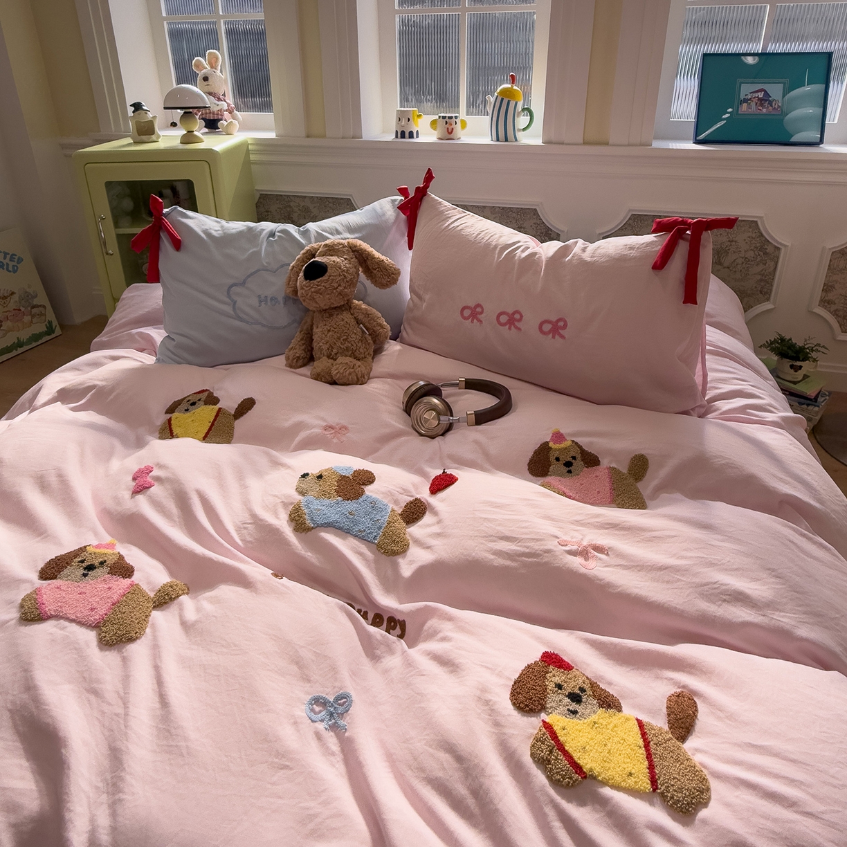 91家纺网 家纺一手货源 找家纺 盼季家纺 2026新款毛巾绣四件套蝴蝶结系列 蝴蝶结毛巾绣-排排腊肠狗