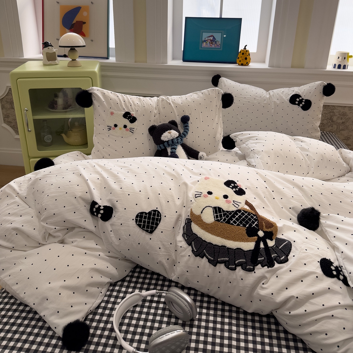 91家纺网 家纺一手货源 找家纺 盼季家纺 2026新款毛巾绣四件套波点系列 毛巾绣-白波猫咪酱