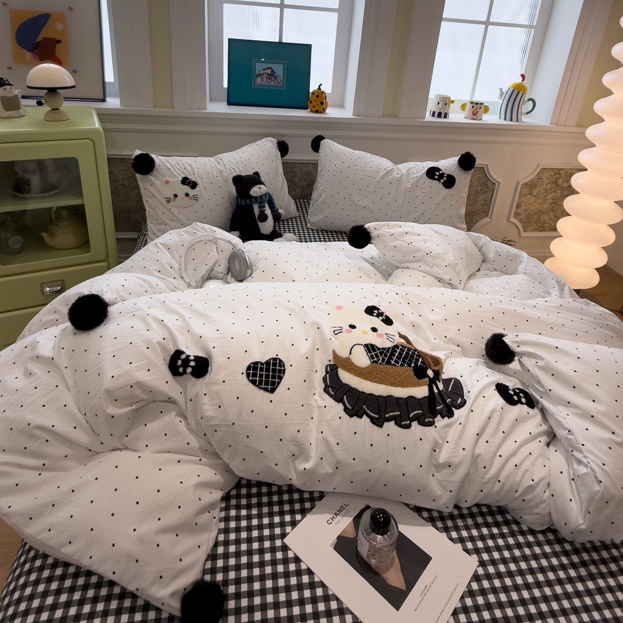 91家纺网 家纺一手货源 找家纺 盼季家纺 2026新款毛巾绣四件套波点系列 毛巾绣-白波猫咪酱