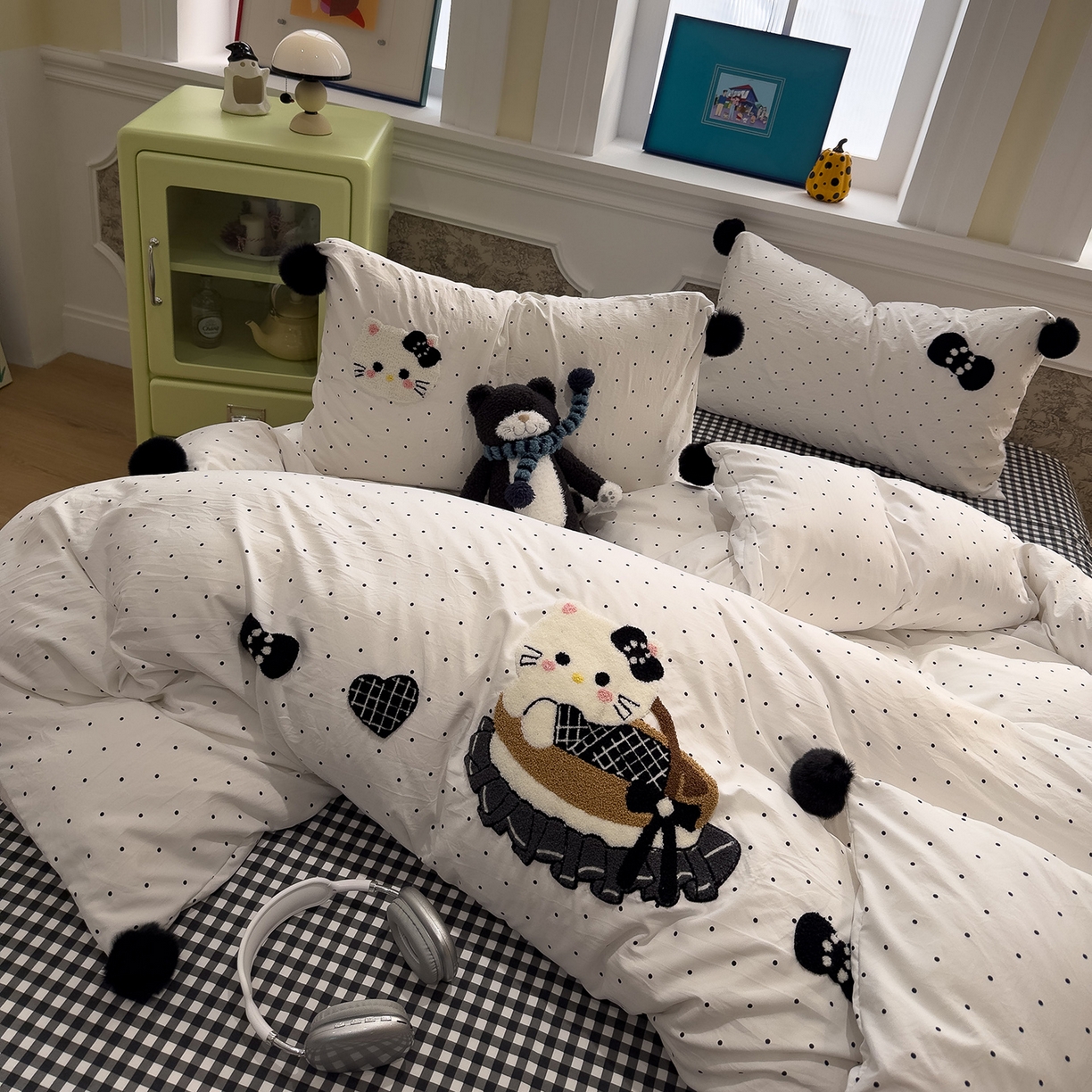 91家纺网 家纺一手货源 找家纺 盼季家纺 2026新款毛巾绣四件套波点系列 毛巾绣-白波猫咪酱