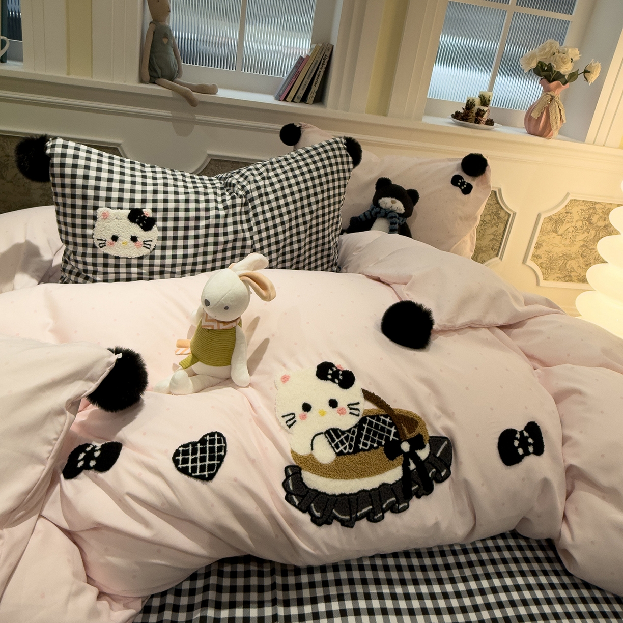 91家纺网 家纺一手货源 找家纺 盼季家纺 2026新款毛巾绣四件套波点系列 毛巾绣-粉波猫咪酱