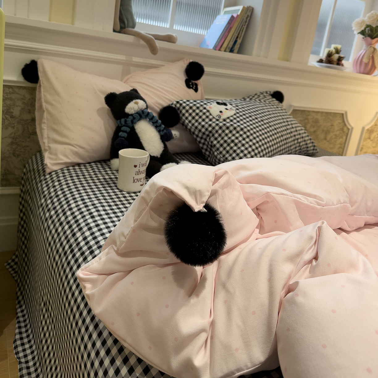 91家纺网 家纺一手货源 找家纺 盼季家纺 2026新款毛巾绣四件套波点系列 毛巾绣-粉波猫咪酱