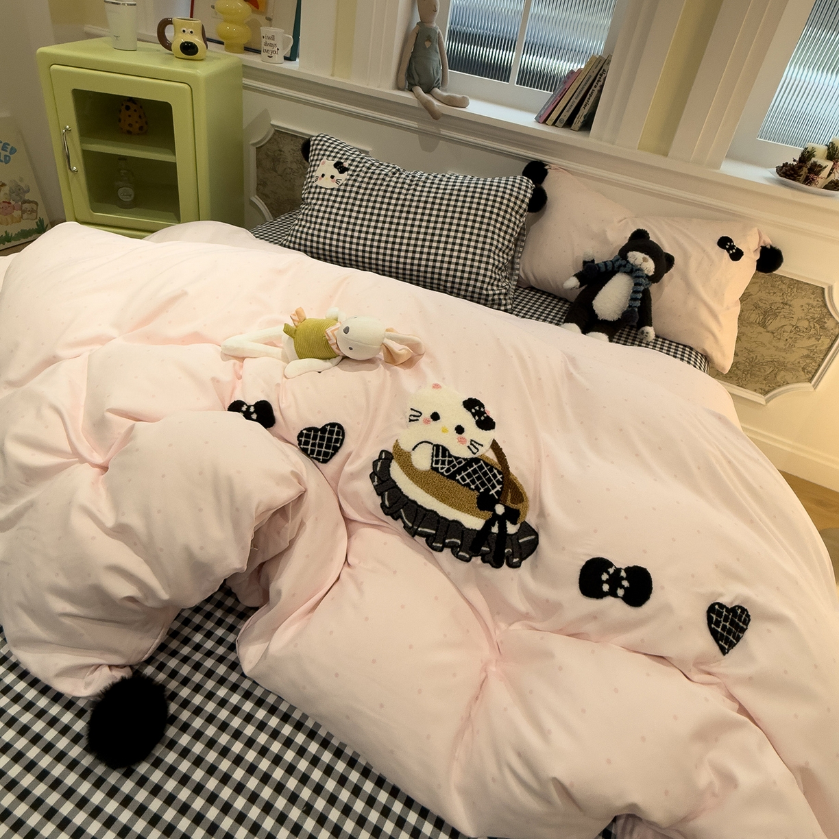 91家纺网 家纺一手货源 找家纺 盼季家纺 2026新款毛巾绣四件套波点系列 毛巾绣-粉波猫咪酱