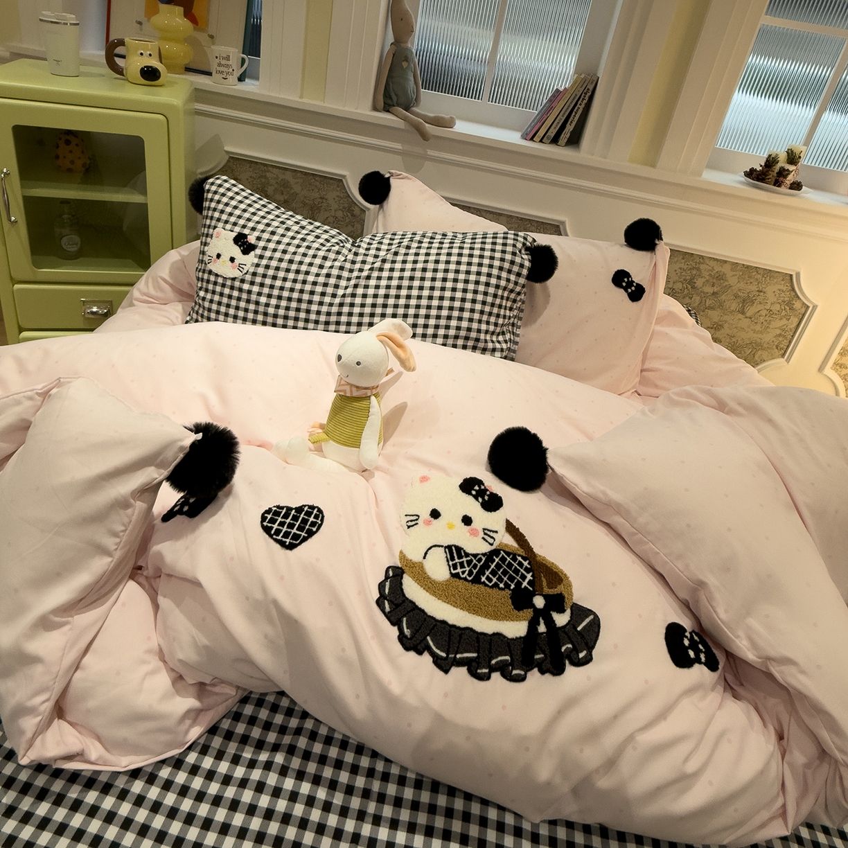 91家纺网 家纺一手货源 找家纺 盼季家纺 2026新款毛巾绣四件套波点系列 毛巾绣-粉波猫咪酱