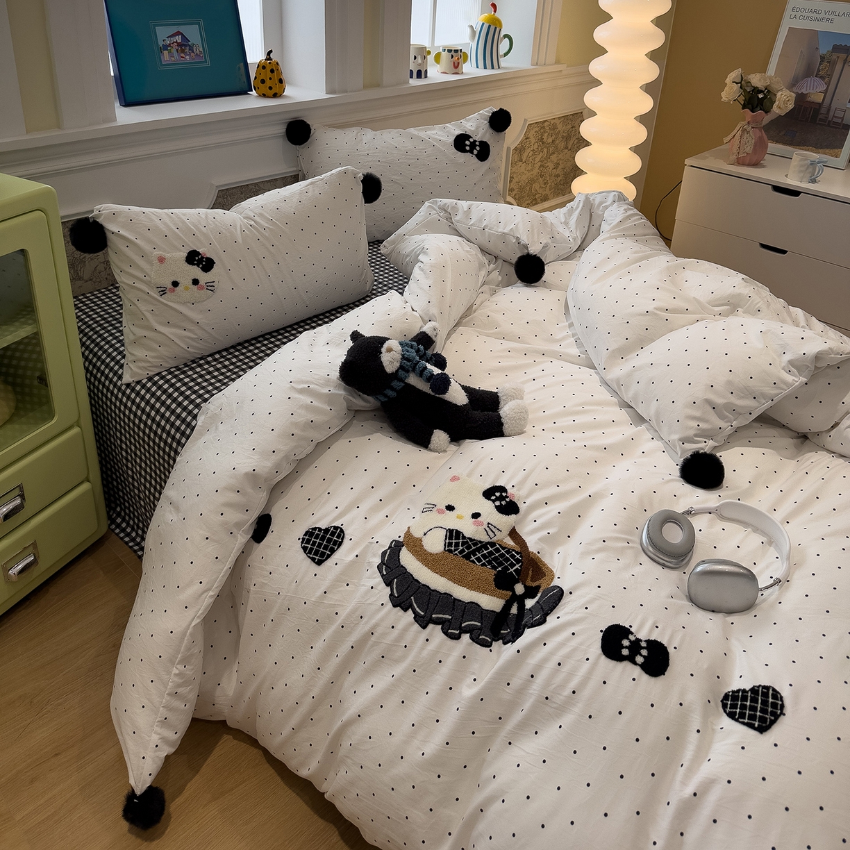 91家纺网 家纺一手货源 找家纺 盼季家纺 2026新款毛巾绣四件套波点系列 毛巾绣-白波猫咪酱