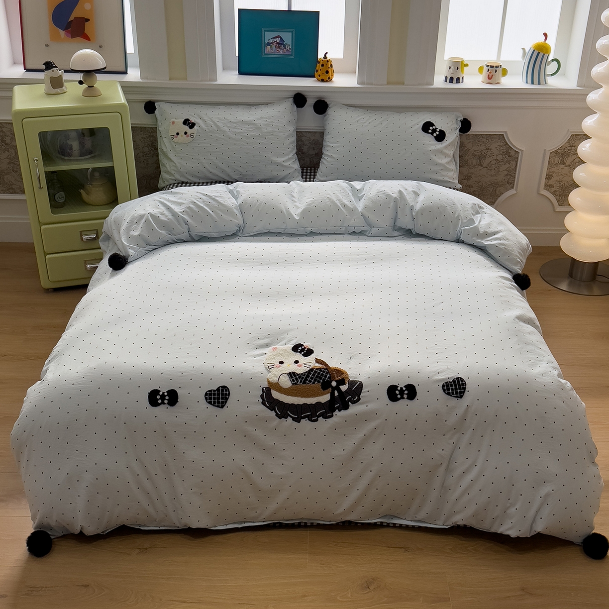 91家纺网 家纺一手货源 找家纺 盼季家纺 2026新款毛巾绣四件套波点系列 毛巾绣-蓝波猫咪酱