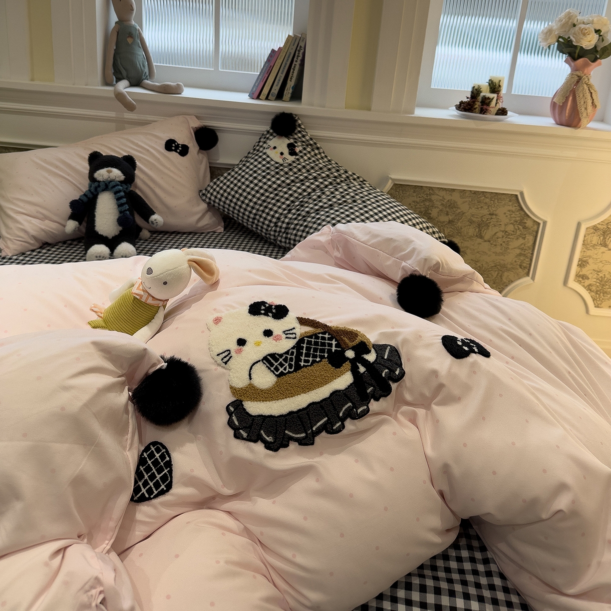 91家纺网 家纺一手货源 找家纺 盼季家纺 2026新款毛巾绣四件套波点系列 毛巾绣-粉波猫咪酱