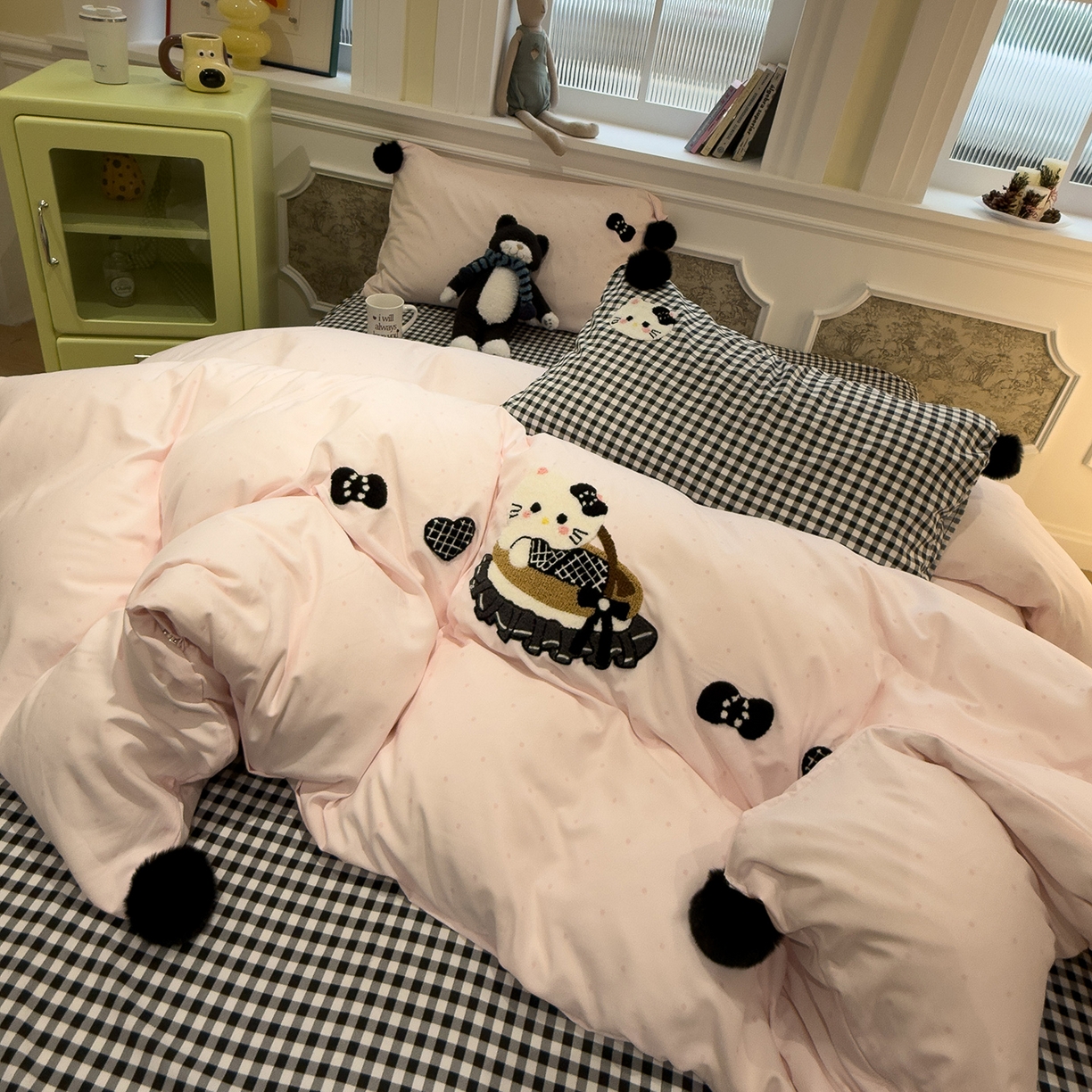 91家纺网 家纺一手货源 找家纺 盼季家纺 2026新款毛巾绣四件套波点系列 毛巾绣-粉波猫咪酱