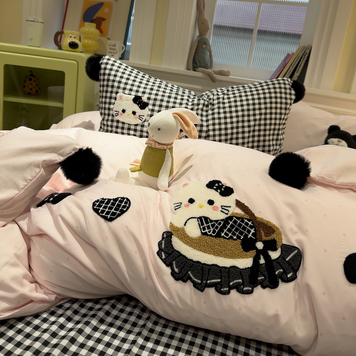 91家纺网 家纺一手货源 找家纺 盼季家纺 2026新款毛巾绣四件套波点系列 毛巾绣-粉波猫咪酱