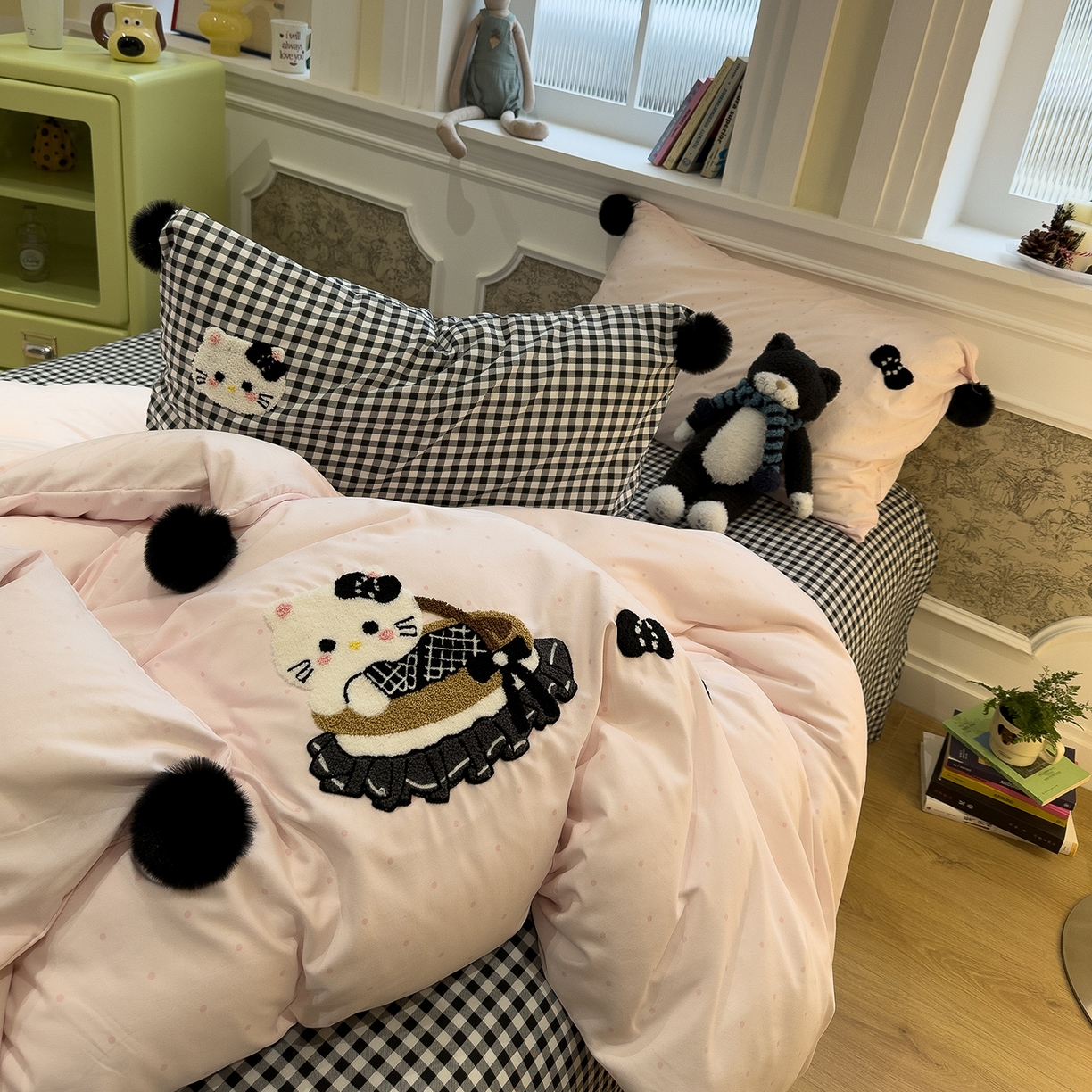 91家纺网 家纺一手货源 找家纺 盼季家纺 2026新款毛巾绣四件套波点系列 毛巾绣-粉波猫咪酱