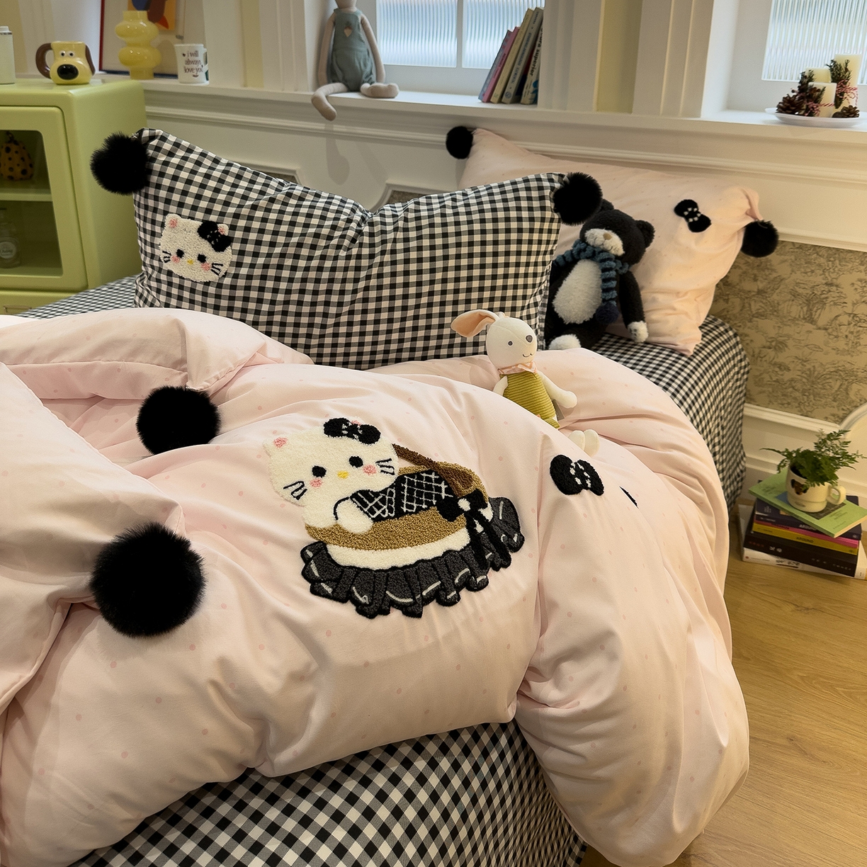 91家纺网 家纺一手货源 找家纺 盼季家纺 2026新款毛巾绣四件套波点系列 毛巾绣-粉波猫咪酱