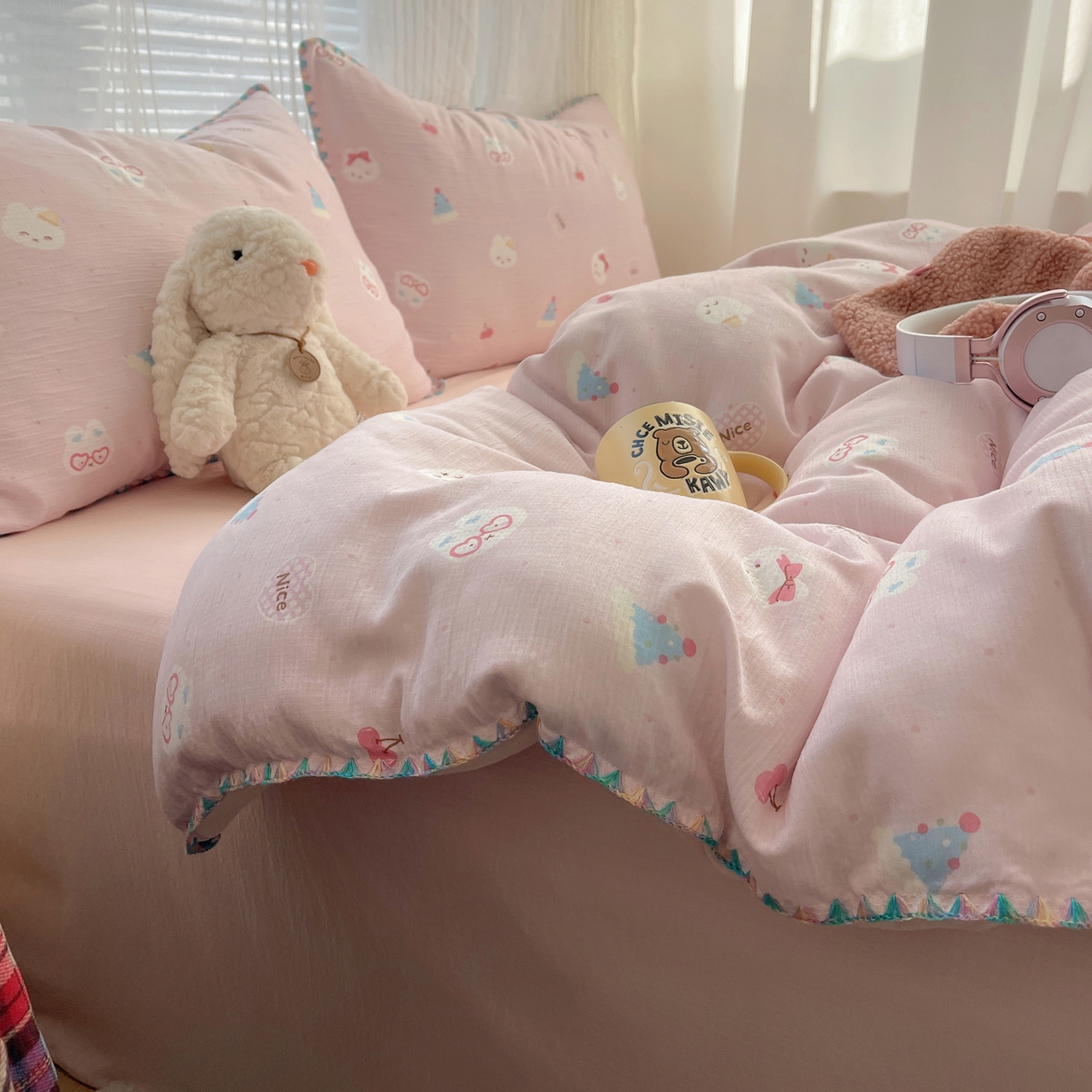 91家纺网 家纺一手货源 找家纺 顾里家纺 2026春夏新款ins韩风印花贝壳针双层纱四件套 粉米兔