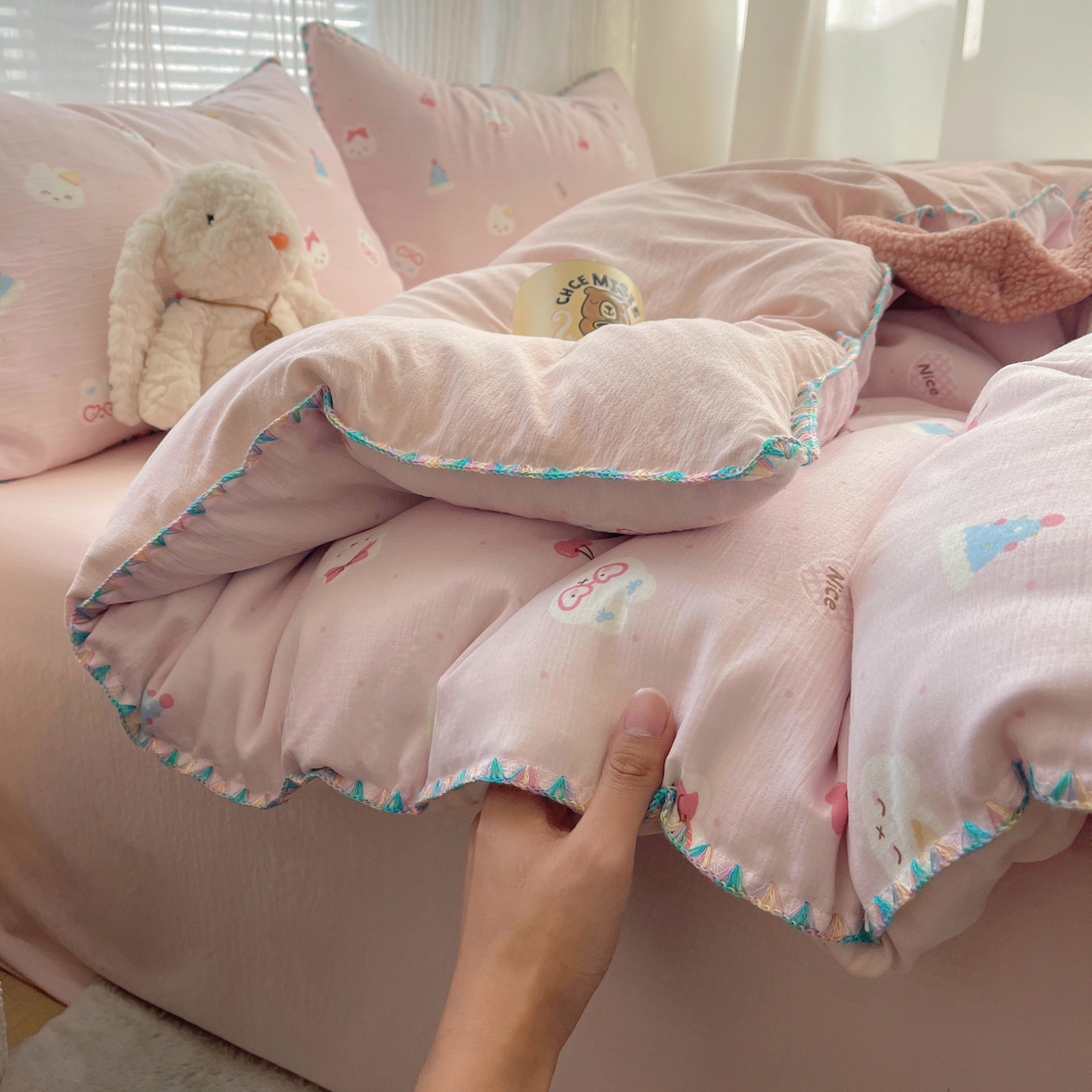 91家纺网 家纺一手货源 找家纺 顾里家纺 2026春夏新款ins韩风印花贝壳针双层纱四件套 粉米兔