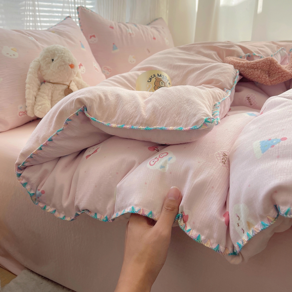 91家纺网 家纺一手货源 找家纺 顾里家纺 2026春夏新款ins韩风印花贝壳针双层纱四件套 粉米兔