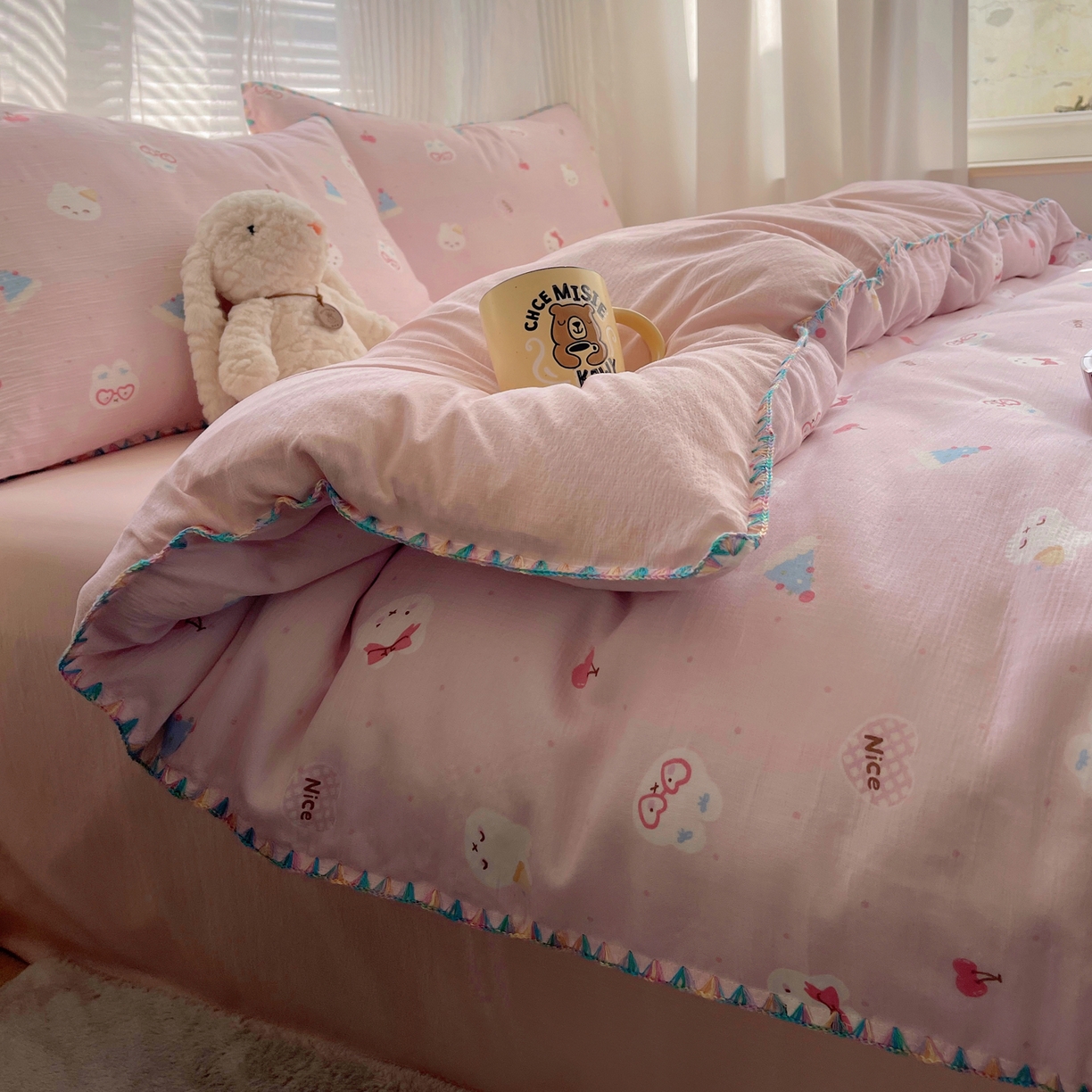 91家纺网 家纺一手货源 找家纺 顾里家纺 2026春夏新款ins韩风印花贝壳针双层纱四件套 粉米兔