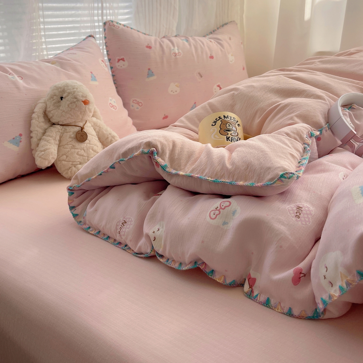 91家纺网 家纺一手货源 找家纺 顾里家纺 2026春夏新款ins韩风印花贝壳针双层纱四件套 粉米兔