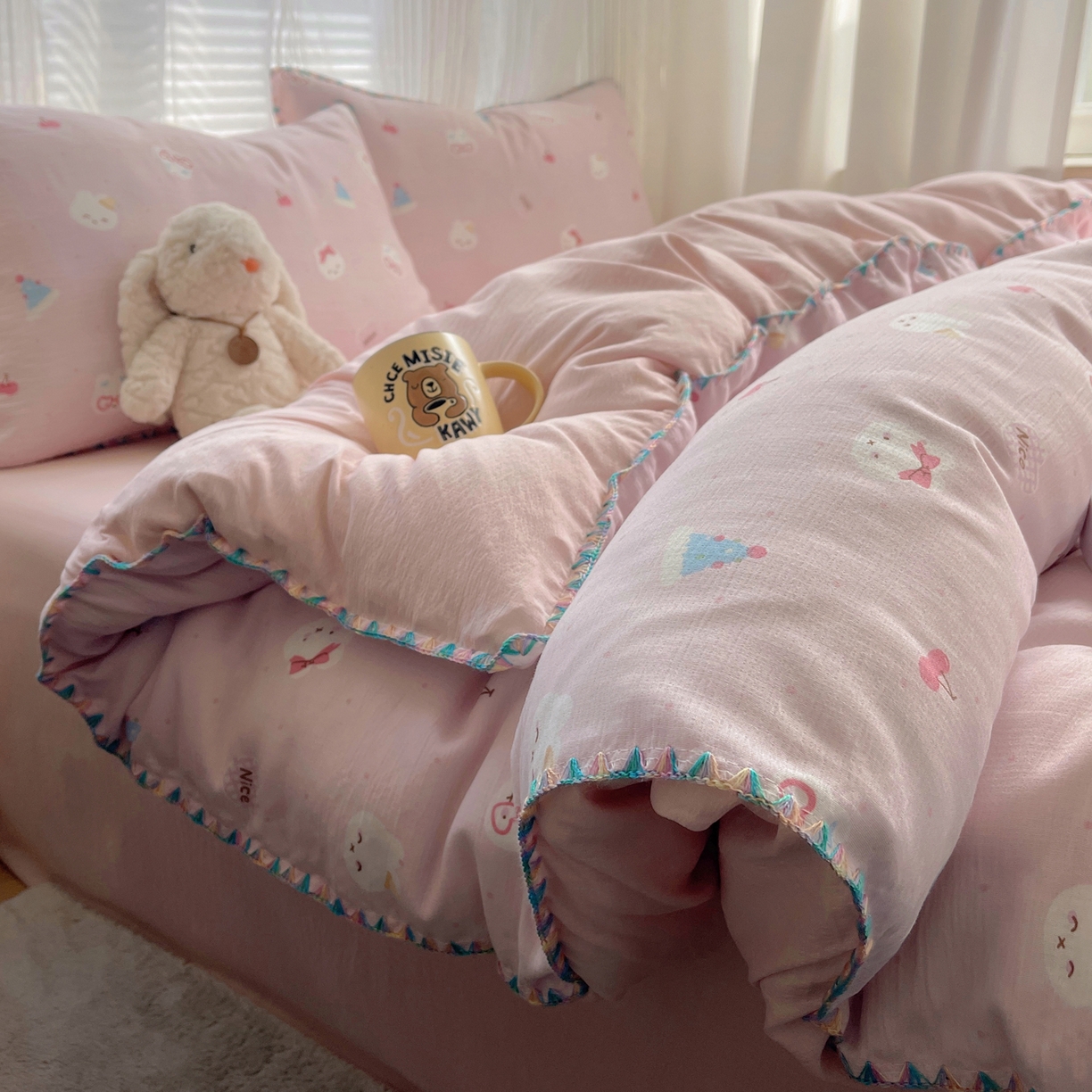 91家纺网 家纺一手货源 找家纺 顾里家纺 2026春夏新款ins韩风印花贝壳针双层纱四件套 粉米兔