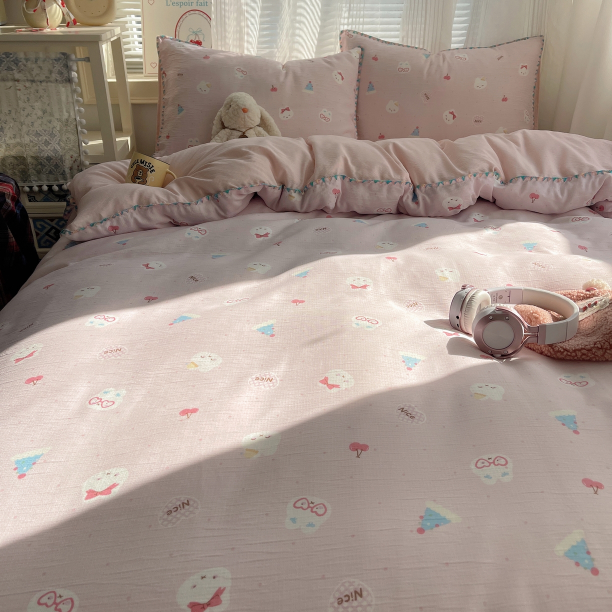 91家纺网 家纺一手货源 找家纺 顾里家纺 2026春夏新款ins韩风印花贝壳针双层纱四件套 粉米兔