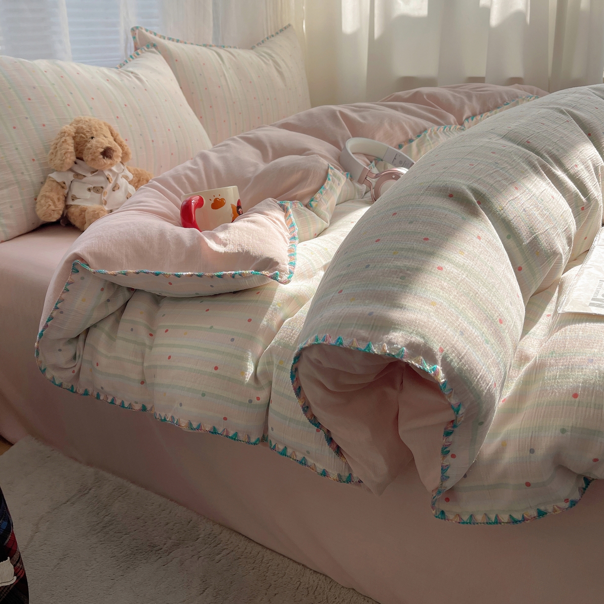 91家纺网 家纺一手货源 找家纺 顾里家纺 2026春夏新款ins韩风印花贝壳针双层纱四件套 彩色啵啵