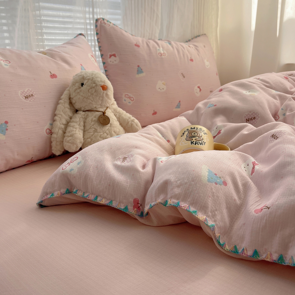 91家纺网 家纺一手货源 找家纺 顾里家纺 2026春夏新款ins韩风印花贝壳针双层纱四件套 粉米兔