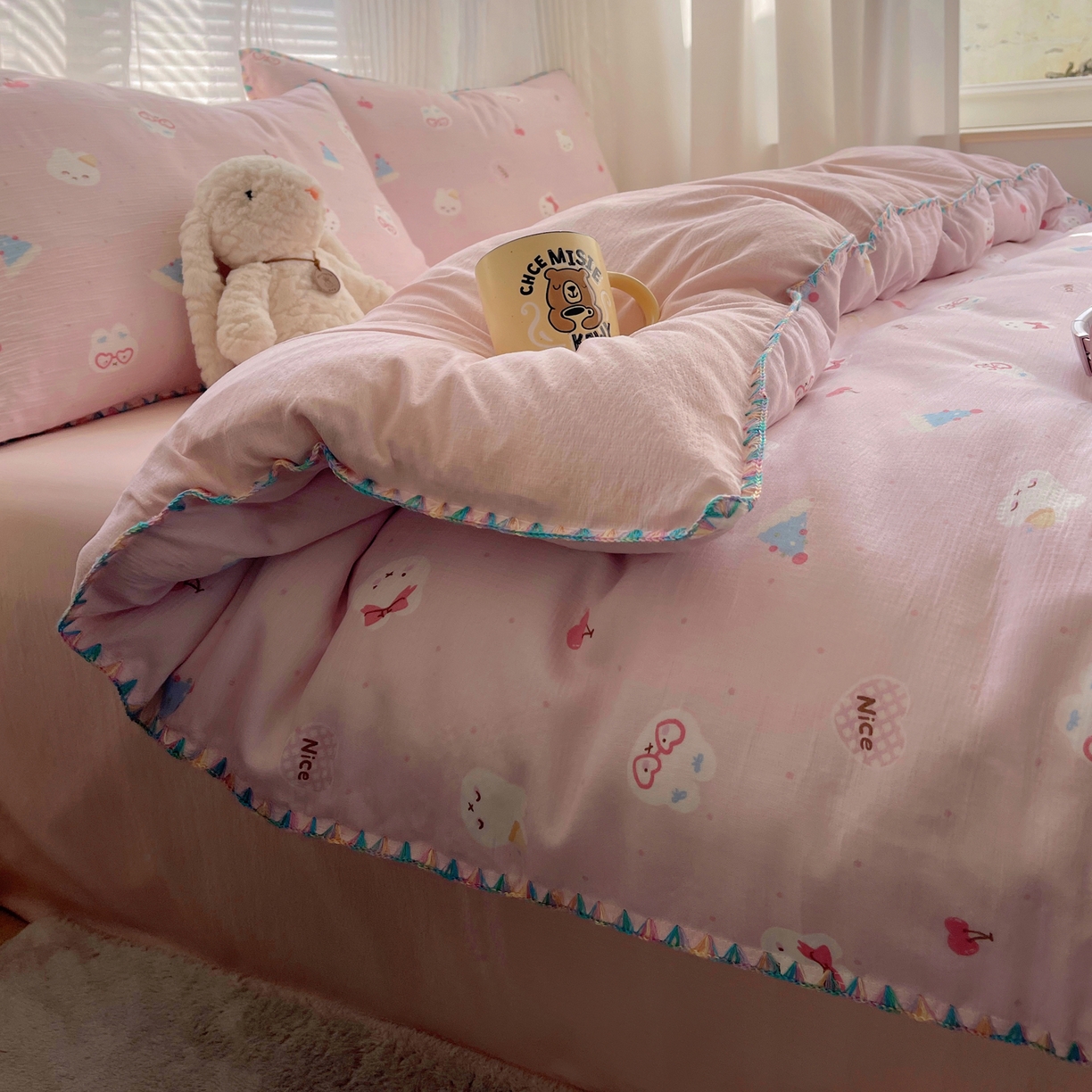 91家纺网 家纺一手货源 找家纺 顾里家纺 2026春夏新款ins韩风印花贝壳针双层纱四件套 粉米兔