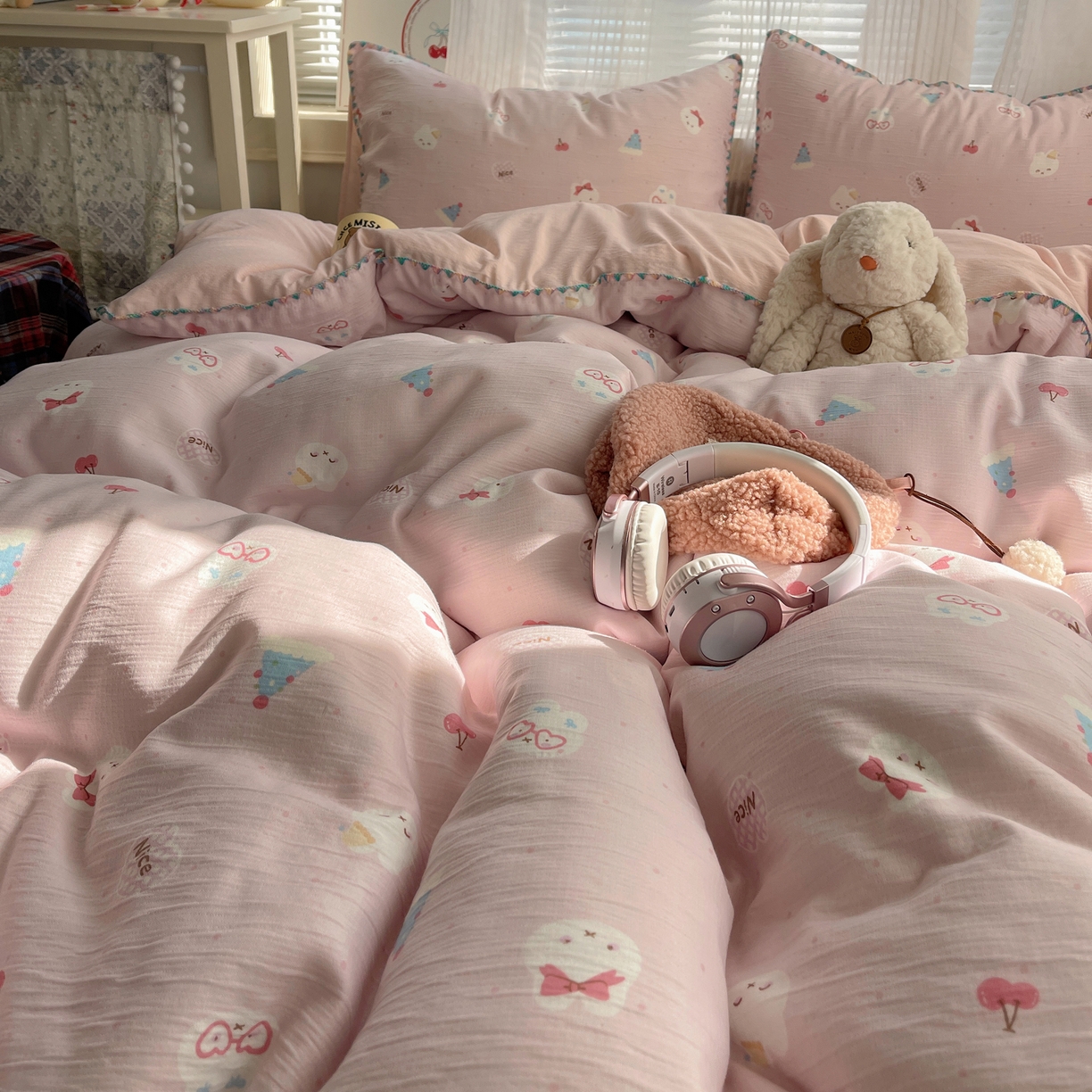 91家纺网 家纺一手货源 找家纺 顾里家纺 2026春夏新款ins韩风印花贝壳针双层纱四件套 粉米兔