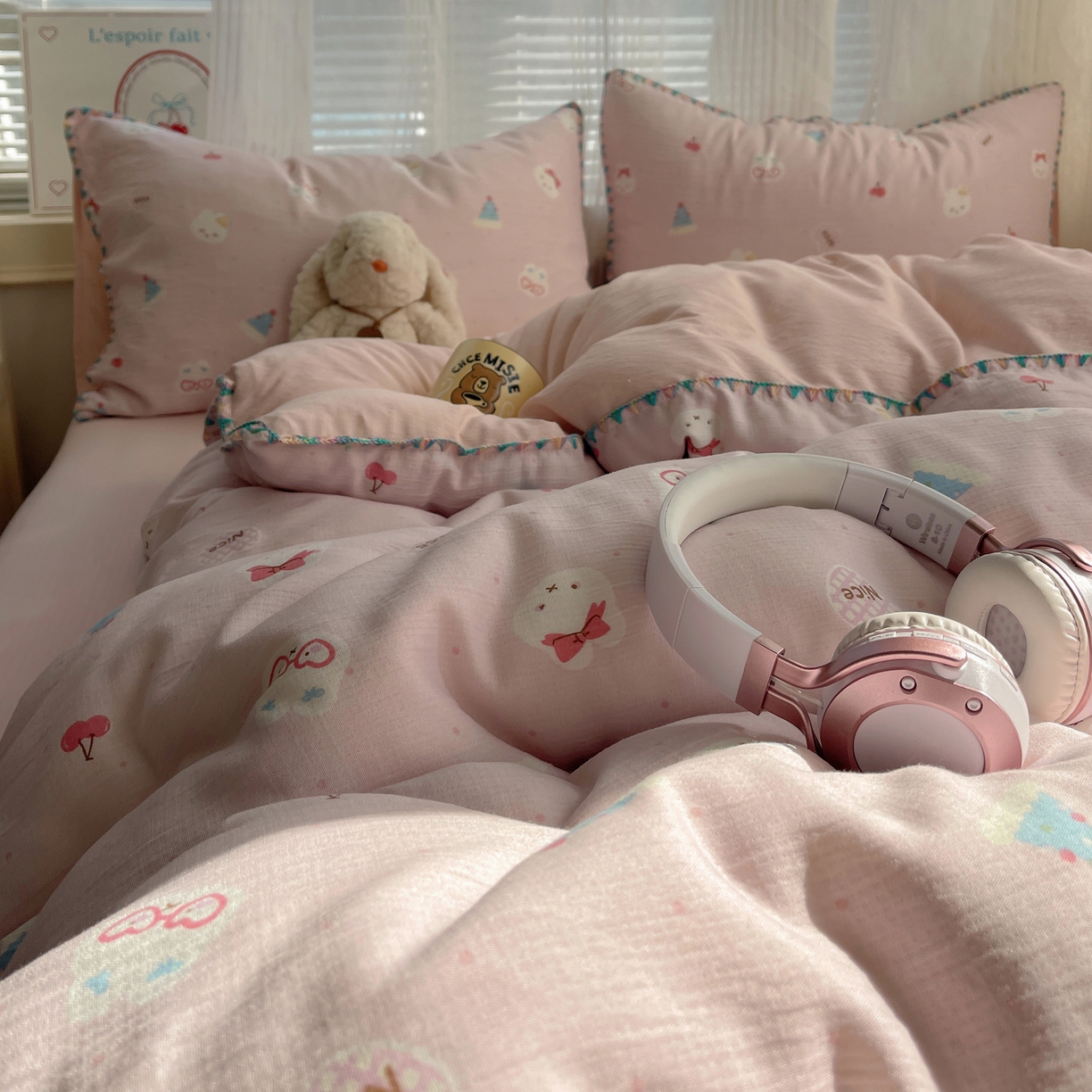 91家纺网 家纺一手货源 找家纺 顾里家纺 2026春夏新款ins韩风印花贝壳针双层纱四件套 粉米兔