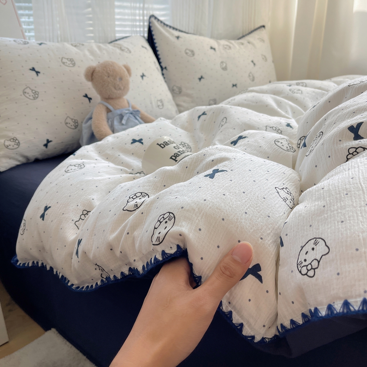 91家纺网 家纺一手货源 找家纺 顾里家纺 2026春夏新款ins韩风印花贝壳针双层纱四件套 啵啵猫咪