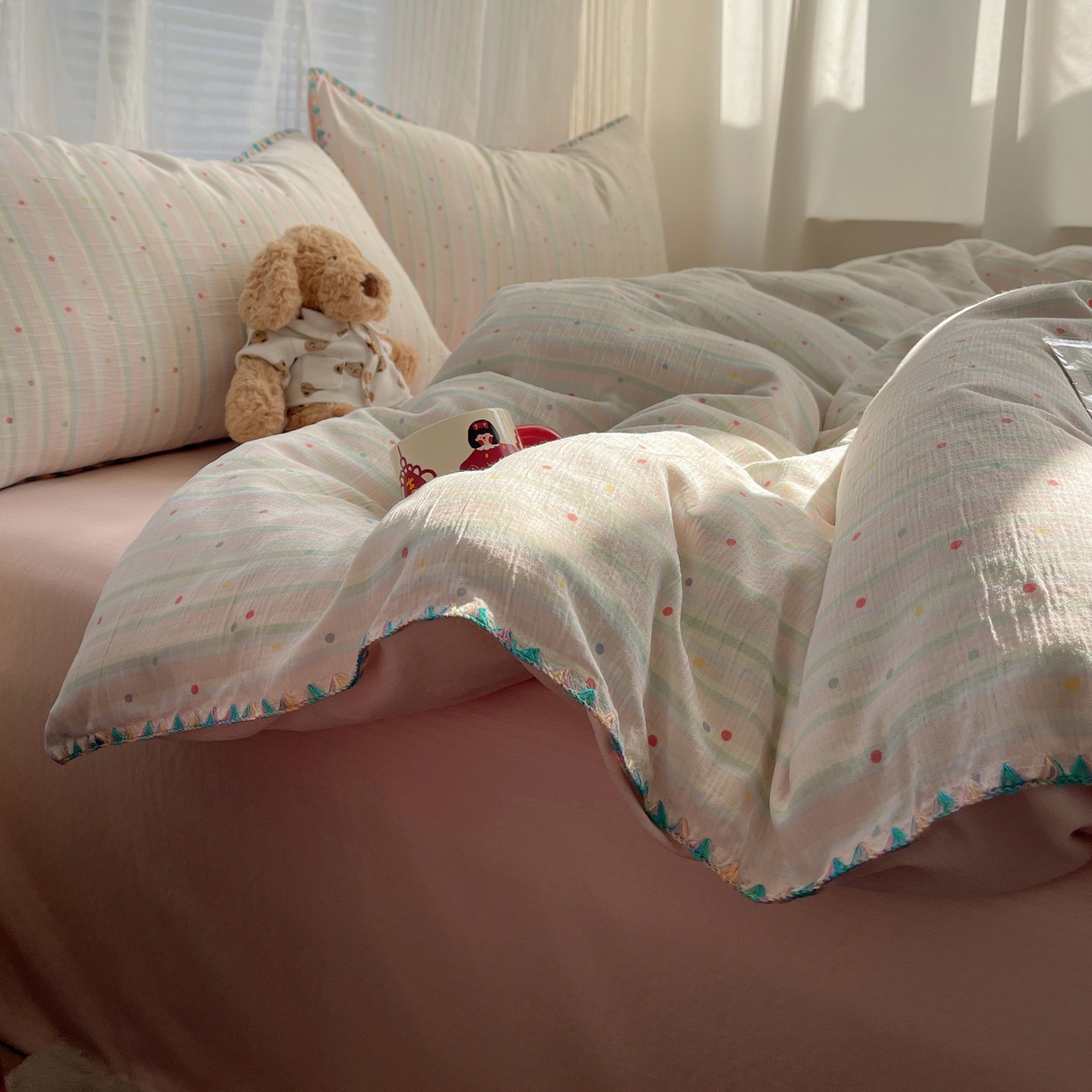 91家纺网 家纺一手货源 找家纺 顾里家纺 2026春夏新款ins韩风印花贝壳针双层纱四件套 彩色啵啵