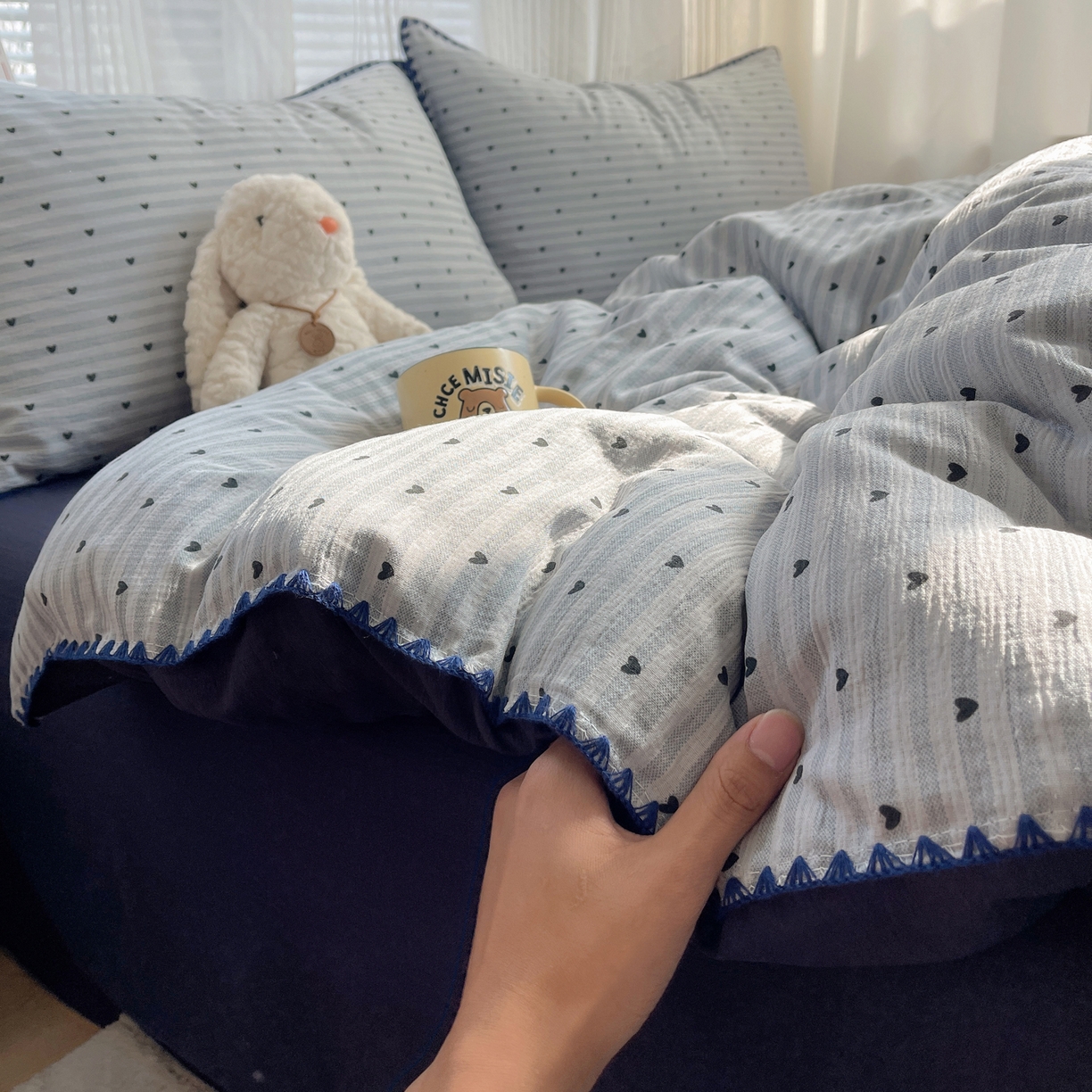 91家纺网 家纺一手货源 找家纺 顾里家纺 2026春夏新款ins韩风印花贝壳针双层纱四件套 蓝条爱心