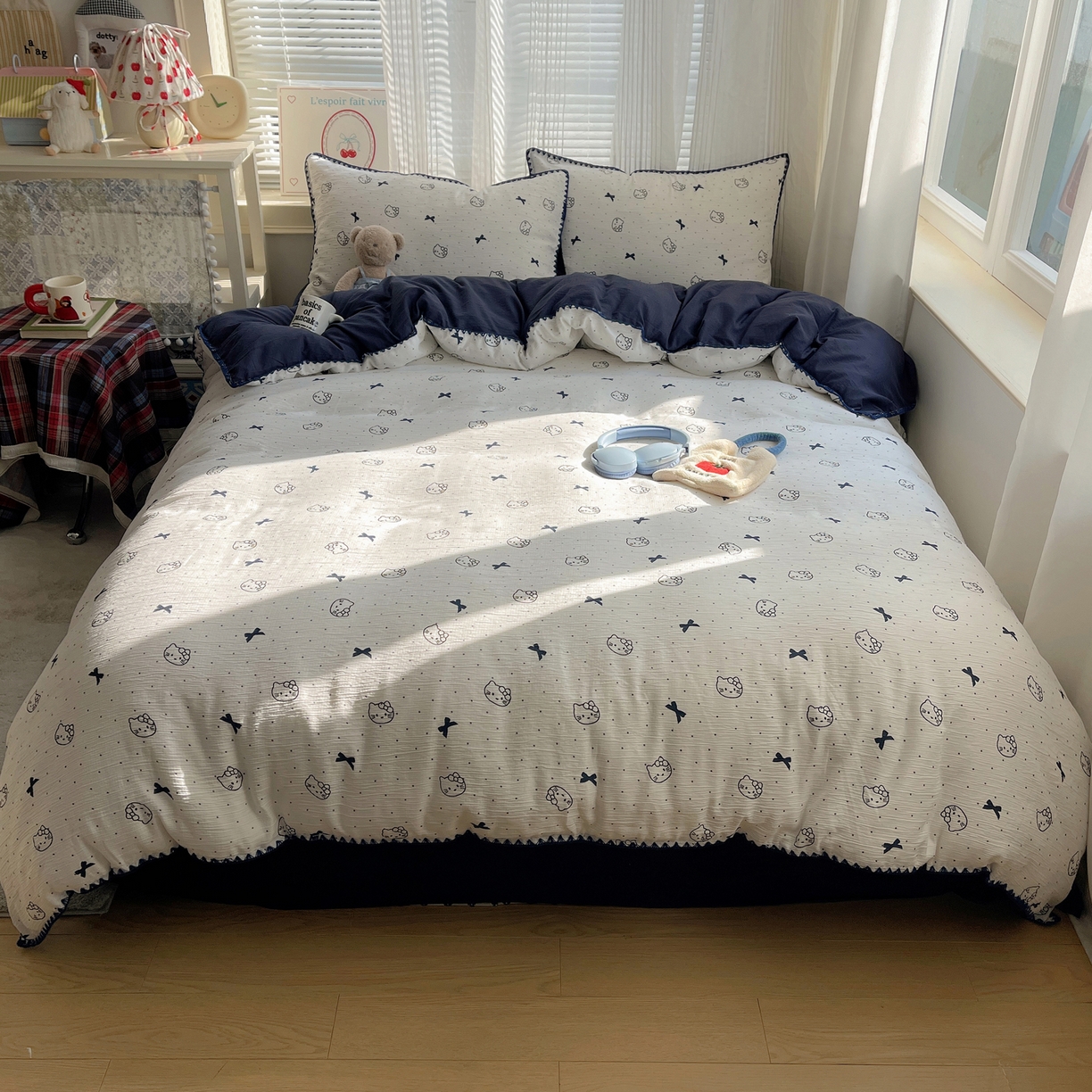 91家纺网 家纺一手货源 找家纺 顾里家纺 2026春夏新款ins韩风印花贝壳针双层纱四件套 啵啵猫咪