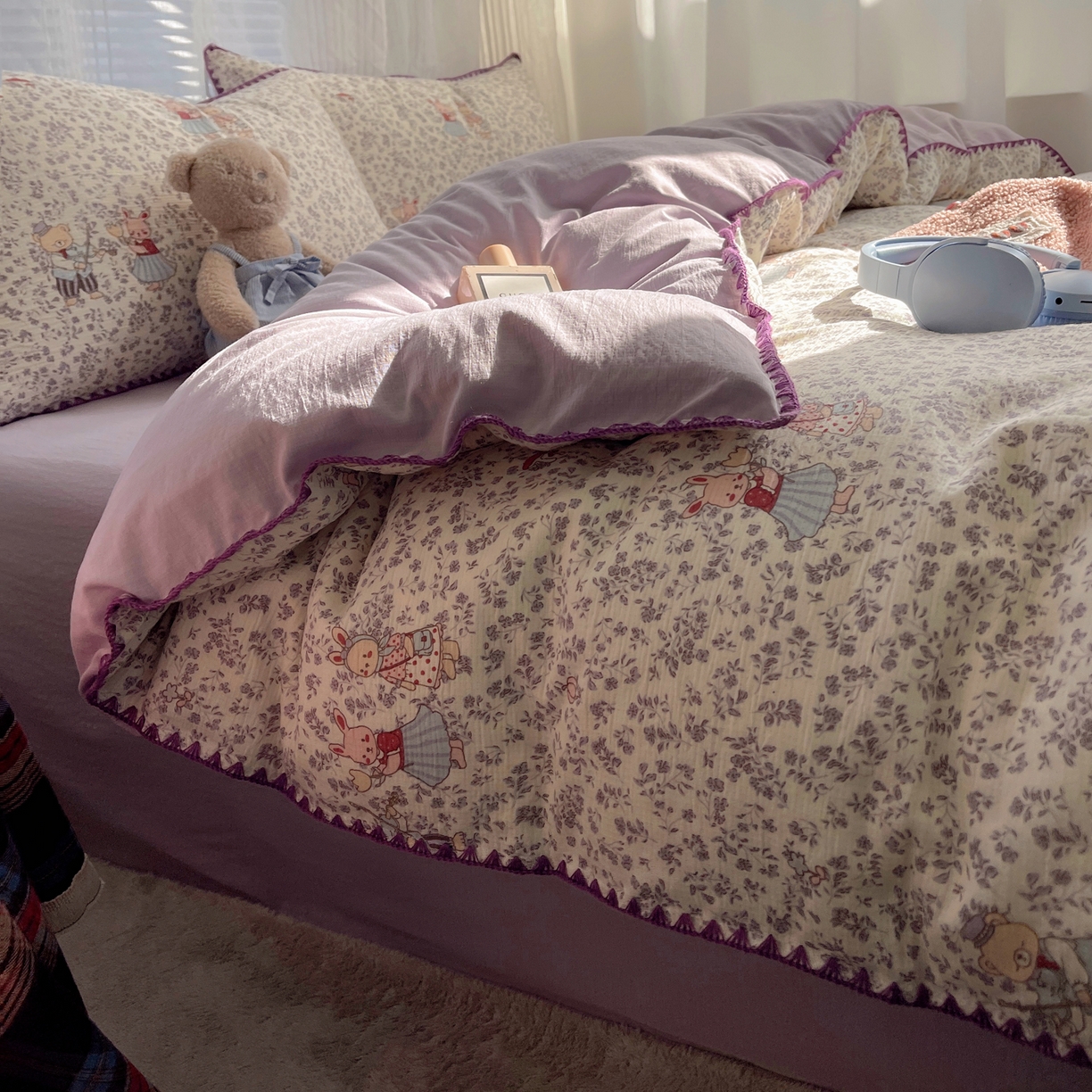 91家纺网 家纺一手货源 找家纺 顾里家纺 2026春夏新款ins韩风印花贝壳针双层纱四件套 碎花兔熊