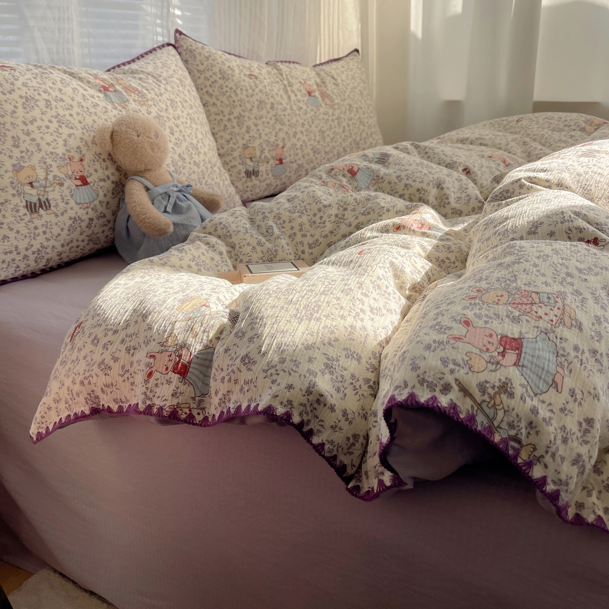 91家纺网 家纺一手货源 找家纺 顾里家纺 2026春夏新款ins韩风印花贝壳针双层纱四件套 碎花兔熊