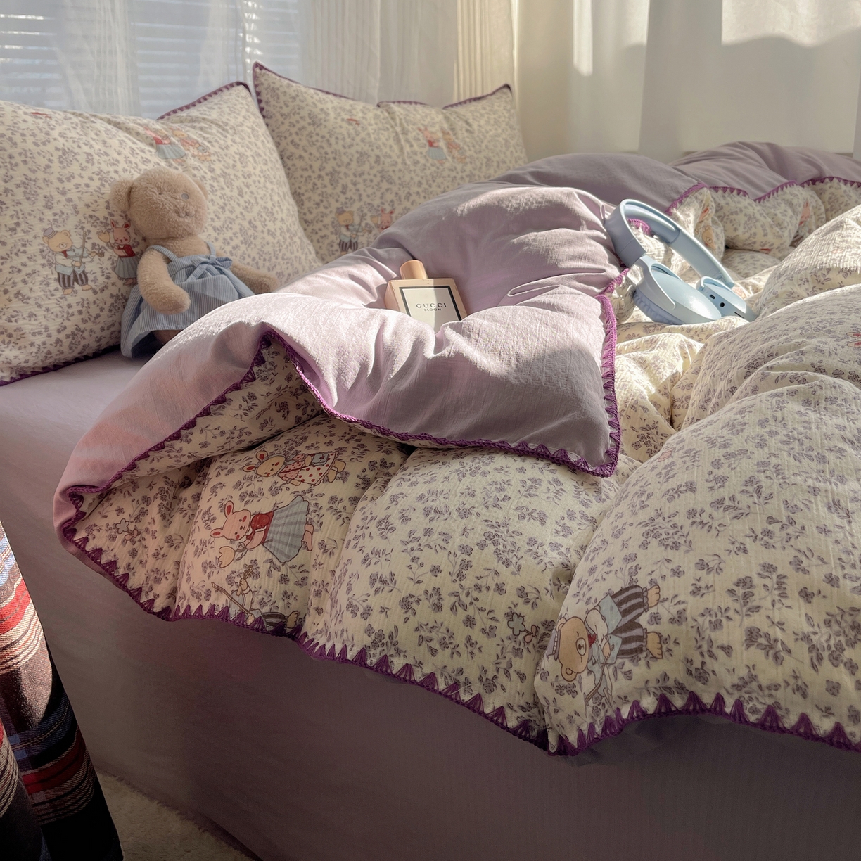 91家纺网 家纺一手货源 找家纺 顾里家纺 2026春夏新款ins韩风印花贝壳针双层纱四件套 碎花兔熊