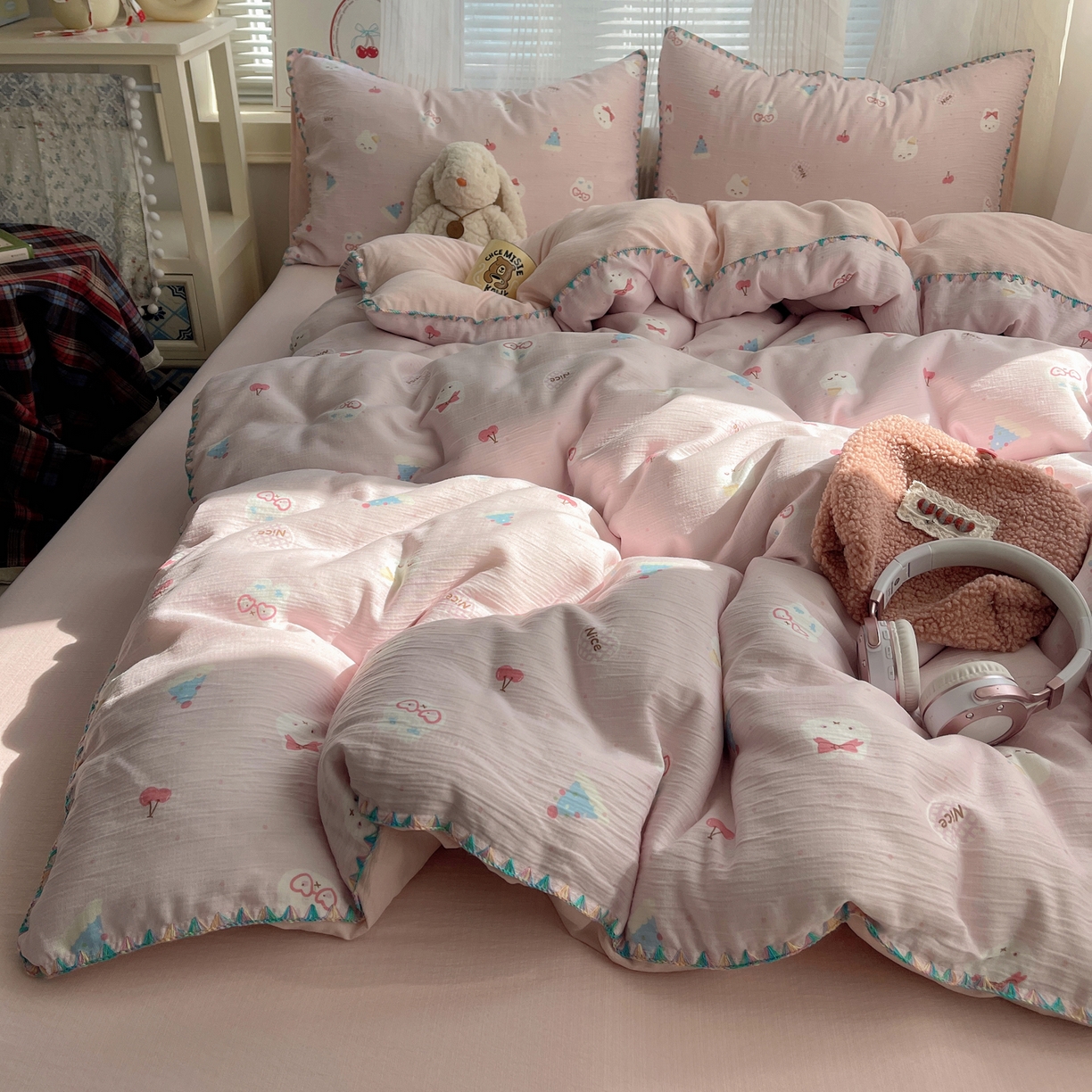 91家纺网 家纺一手货源 找家纺 顾里家纺 2026春夏新款ins韩风印花贝壳针双层纱四件套 粉米兔